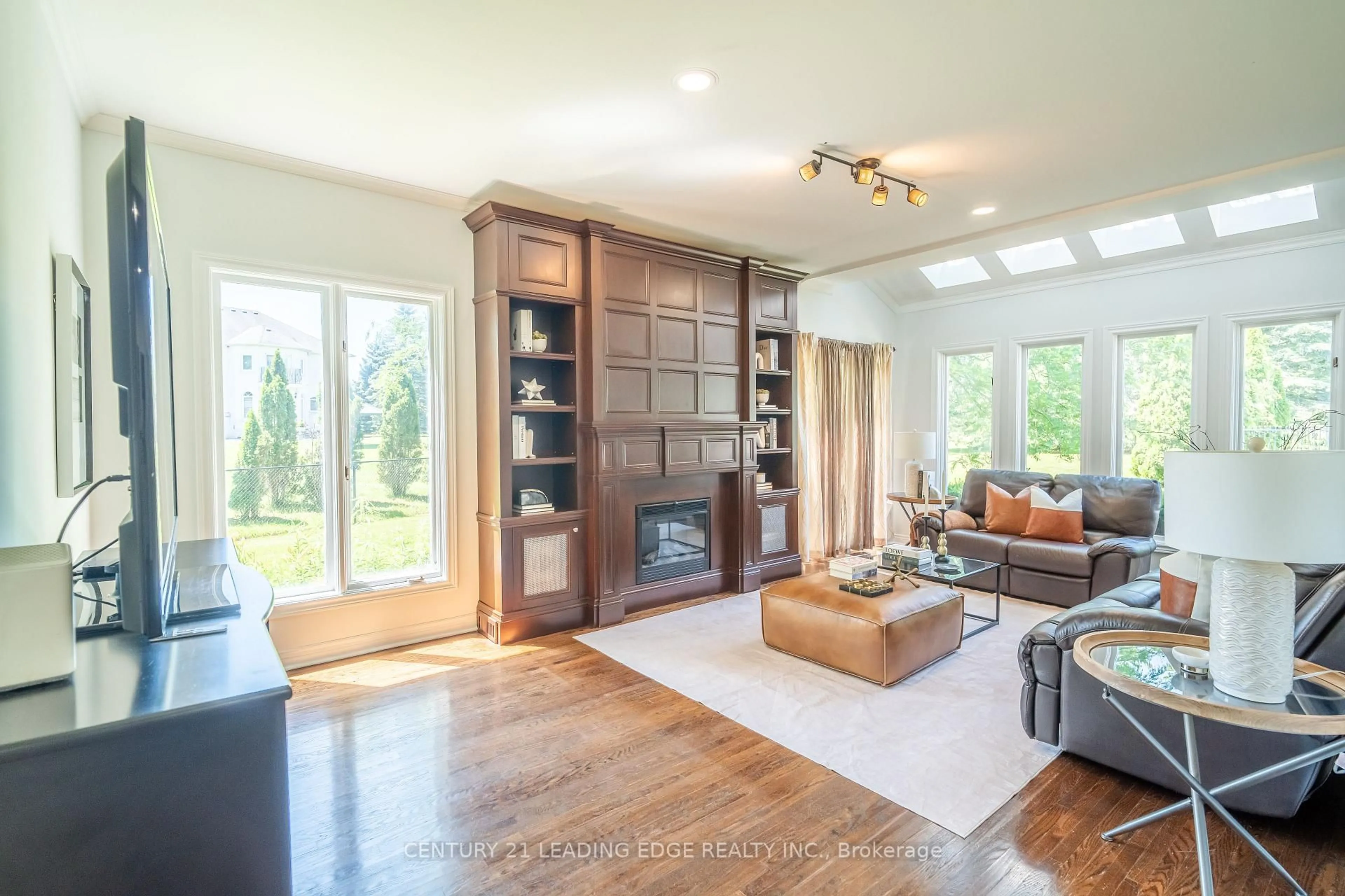 Living room with furniture, unknown for 6 Stonegate St, Whitchurch-Stouffville Ontario L0H 1G0