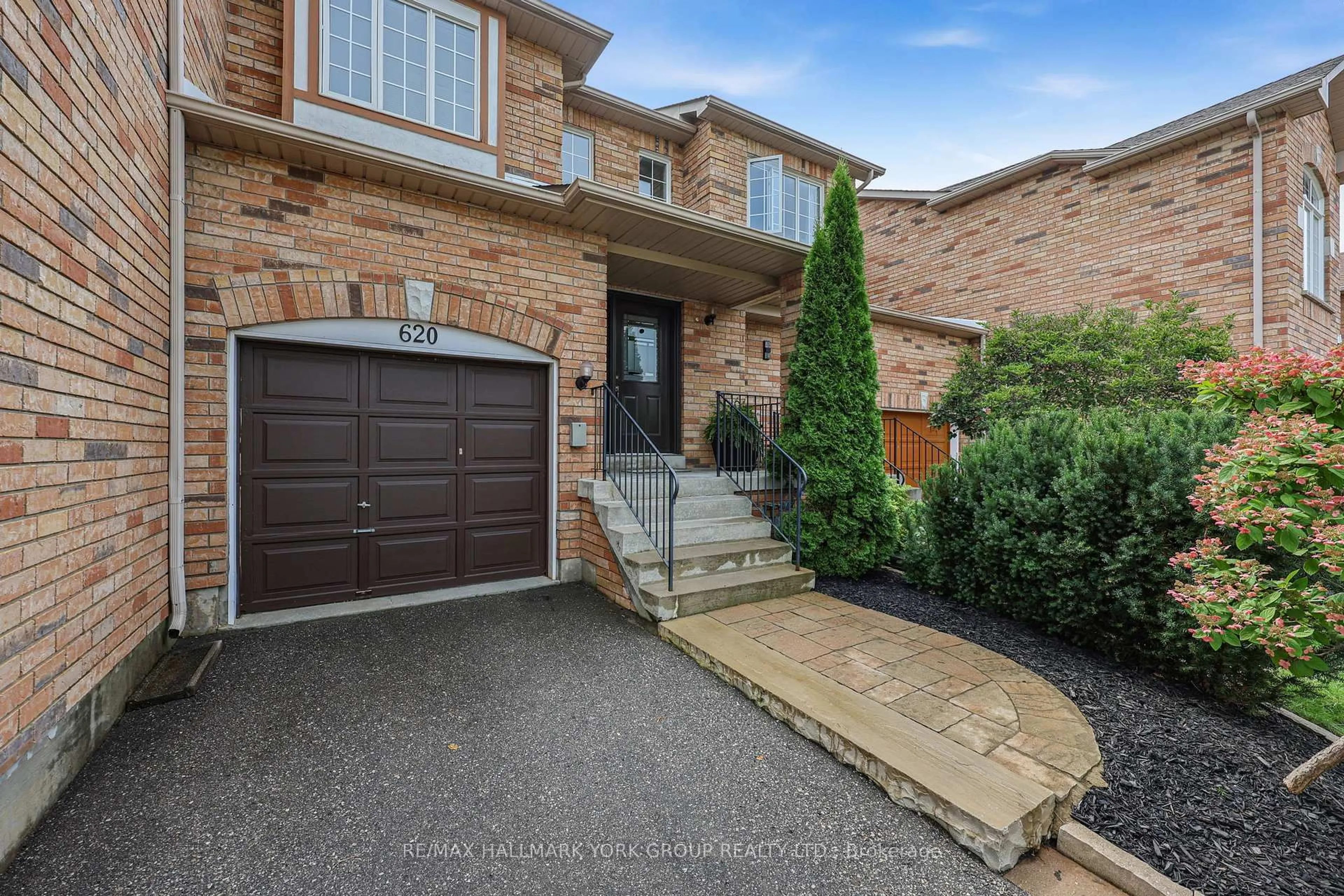 Home with brick exterior material, street for 620 Bondi Ave, Newmarket Ontario L3Y 8S8