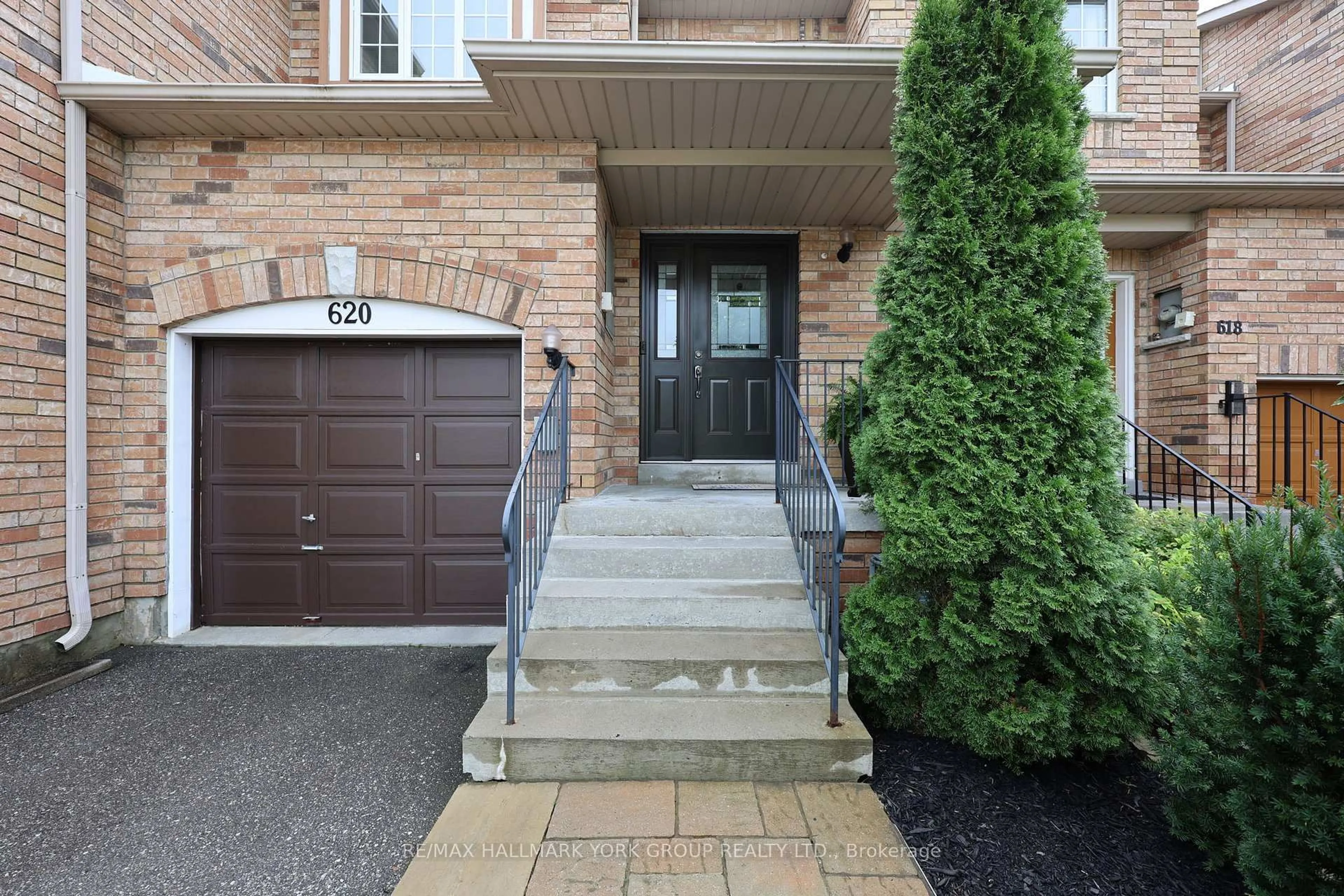 Indoor entryway for 620 Bondi Ave, Newmarket Ontario L3Y 8S8