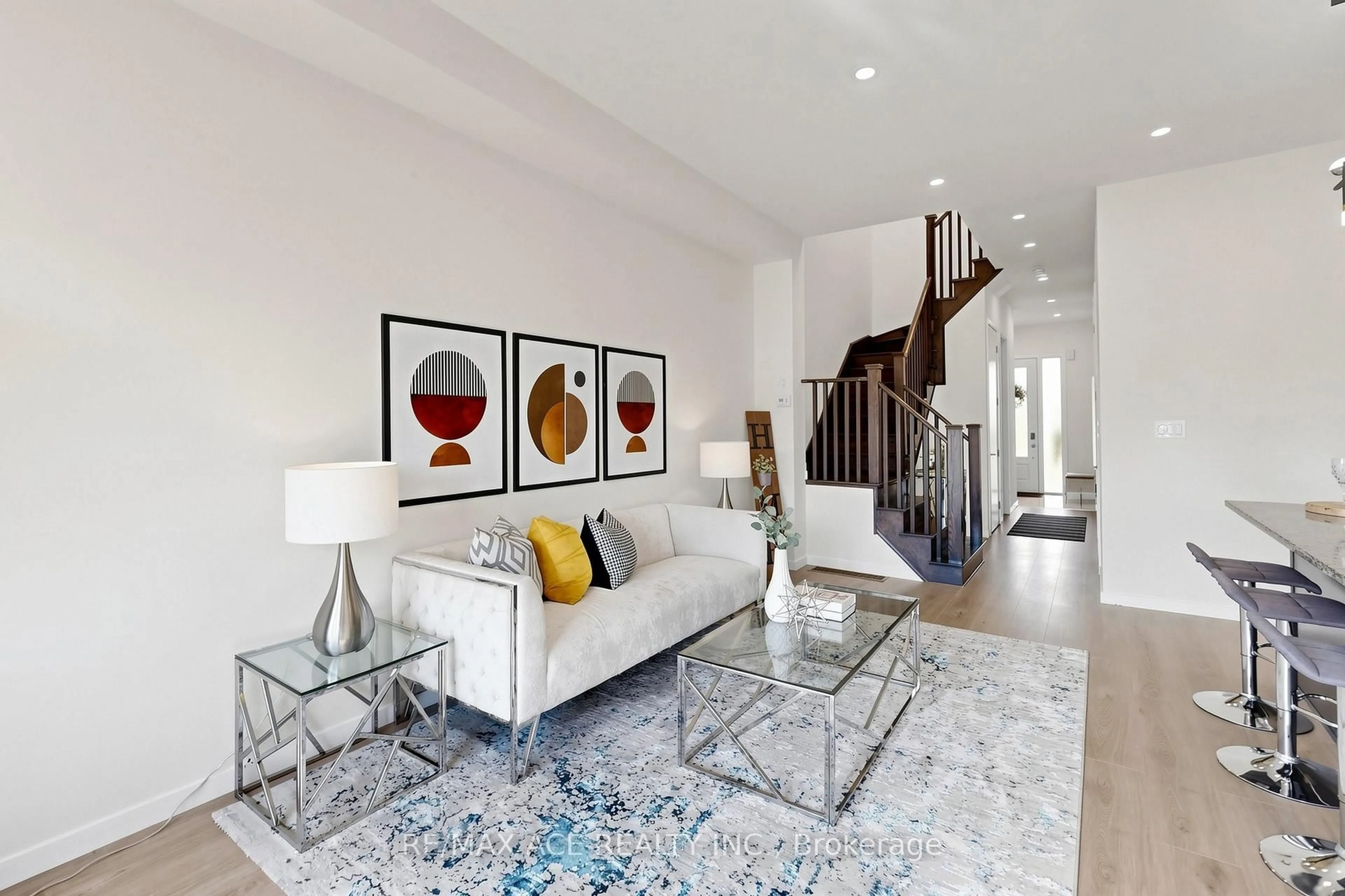 Living room with furniture, unknown for 368 Elyse Crt, Aurora Ontario L4G 2C9