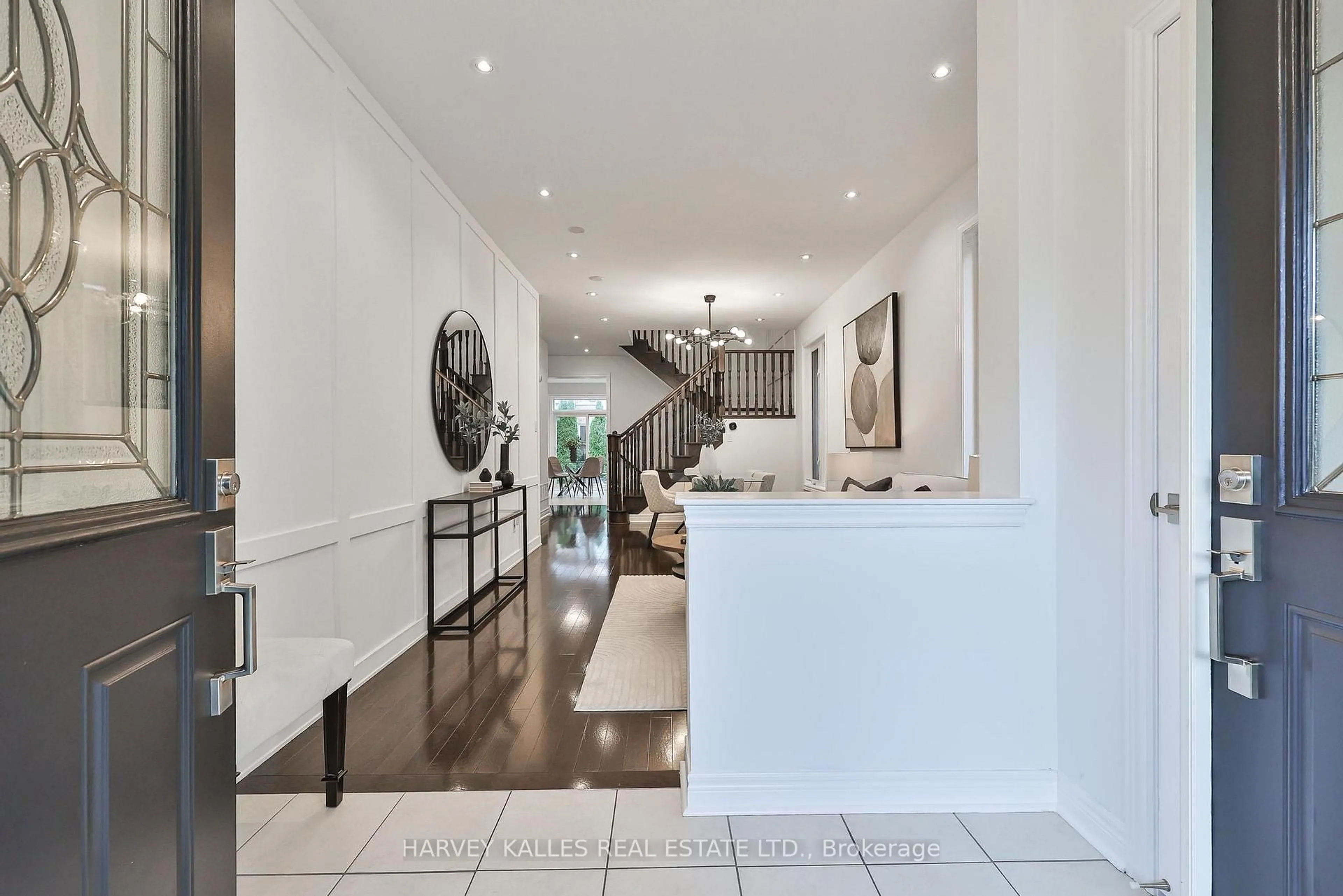 Indoor foyer for 46 Grayleaf Dr, Whitchurch-Stouffville Ontario L4A 1S8