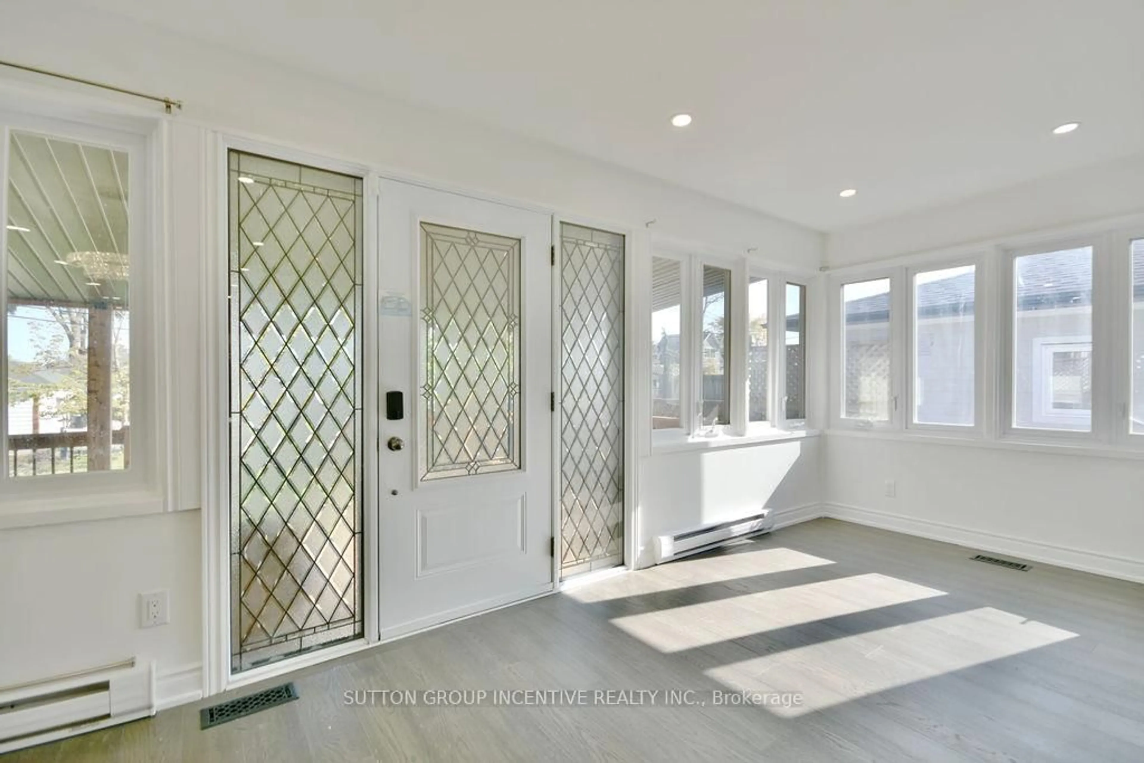 Indoor entryway for 1556 Houston Ave, Innisfil Ontario L9S 4M7