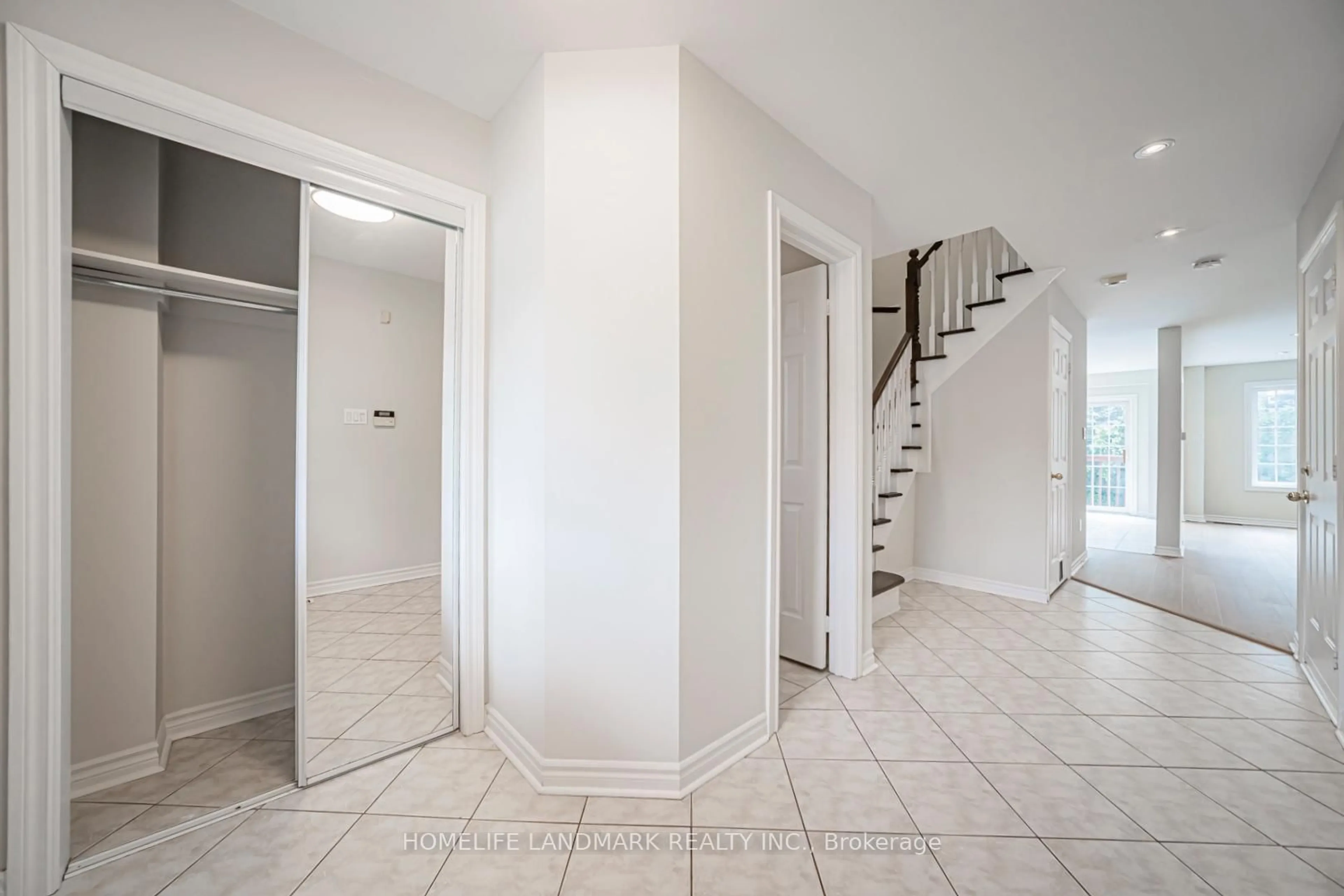 Indoor foyer for 59 Bloomgate Cres, Richmond Hill Ontario L4E 4E2