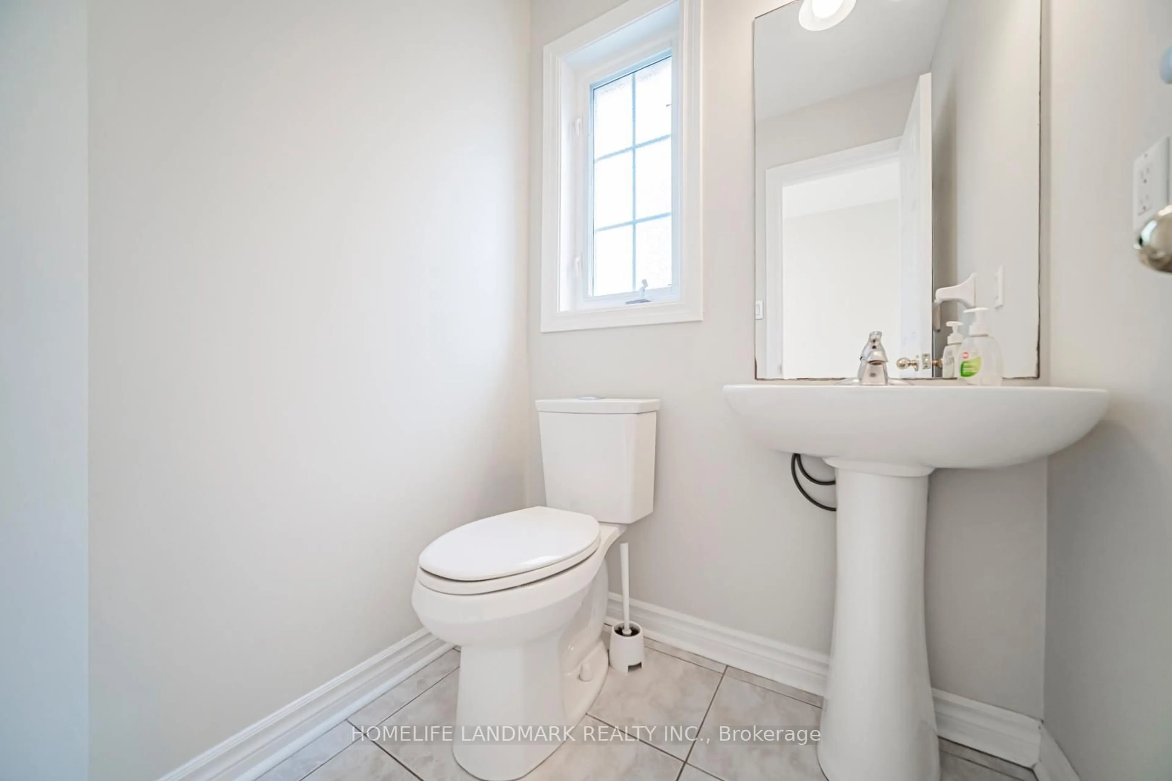 Standard bathroom, ceramic/tile floor for 59 Bloomgate Cres, Richmond Hill Ontario L4E 4E2