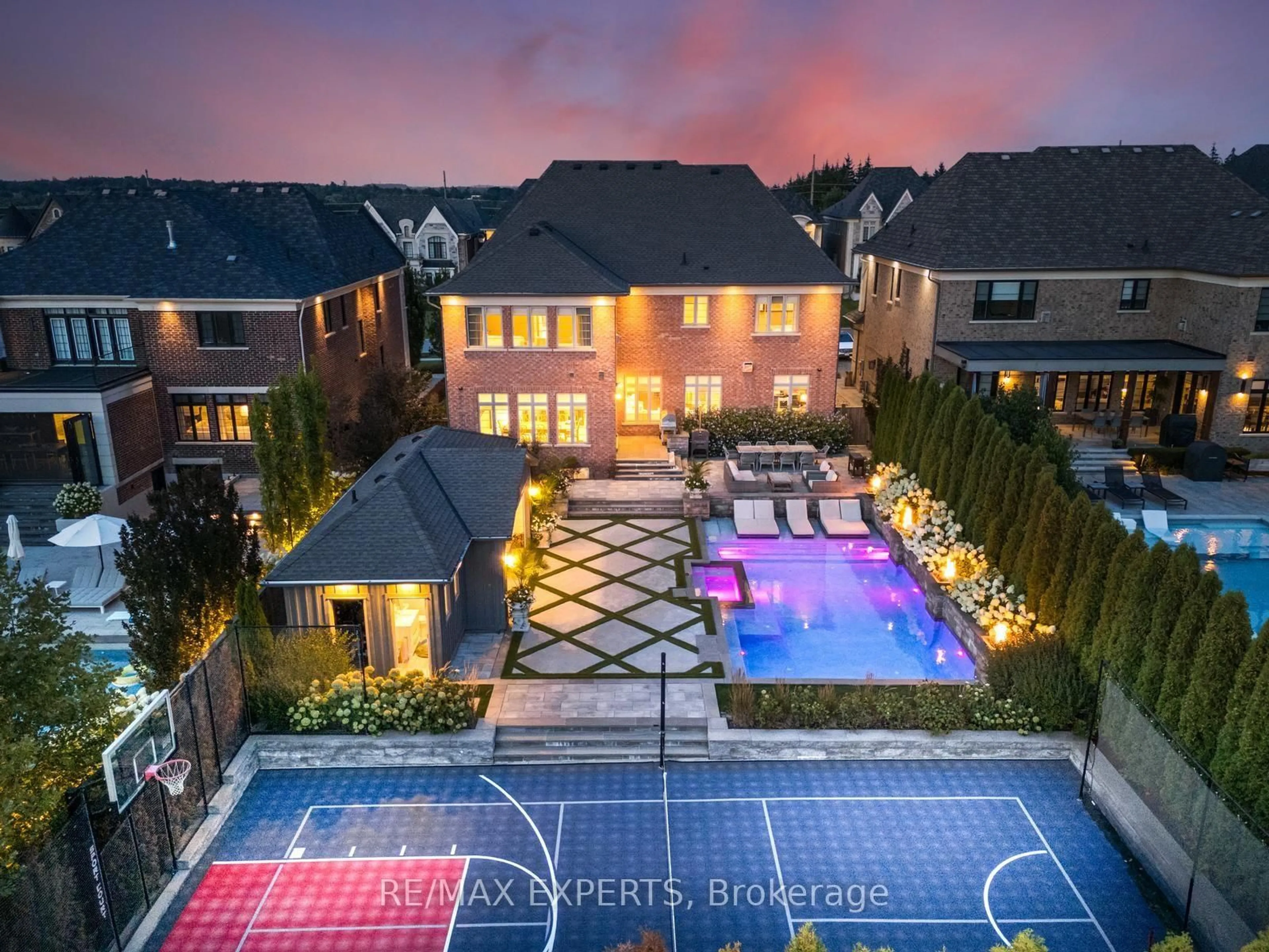 A pic from outside/outdoor area/front of a property/back of a property/a pic from drone, street for 98 Endless Circ, Vaughan Ontario L4H 4N8