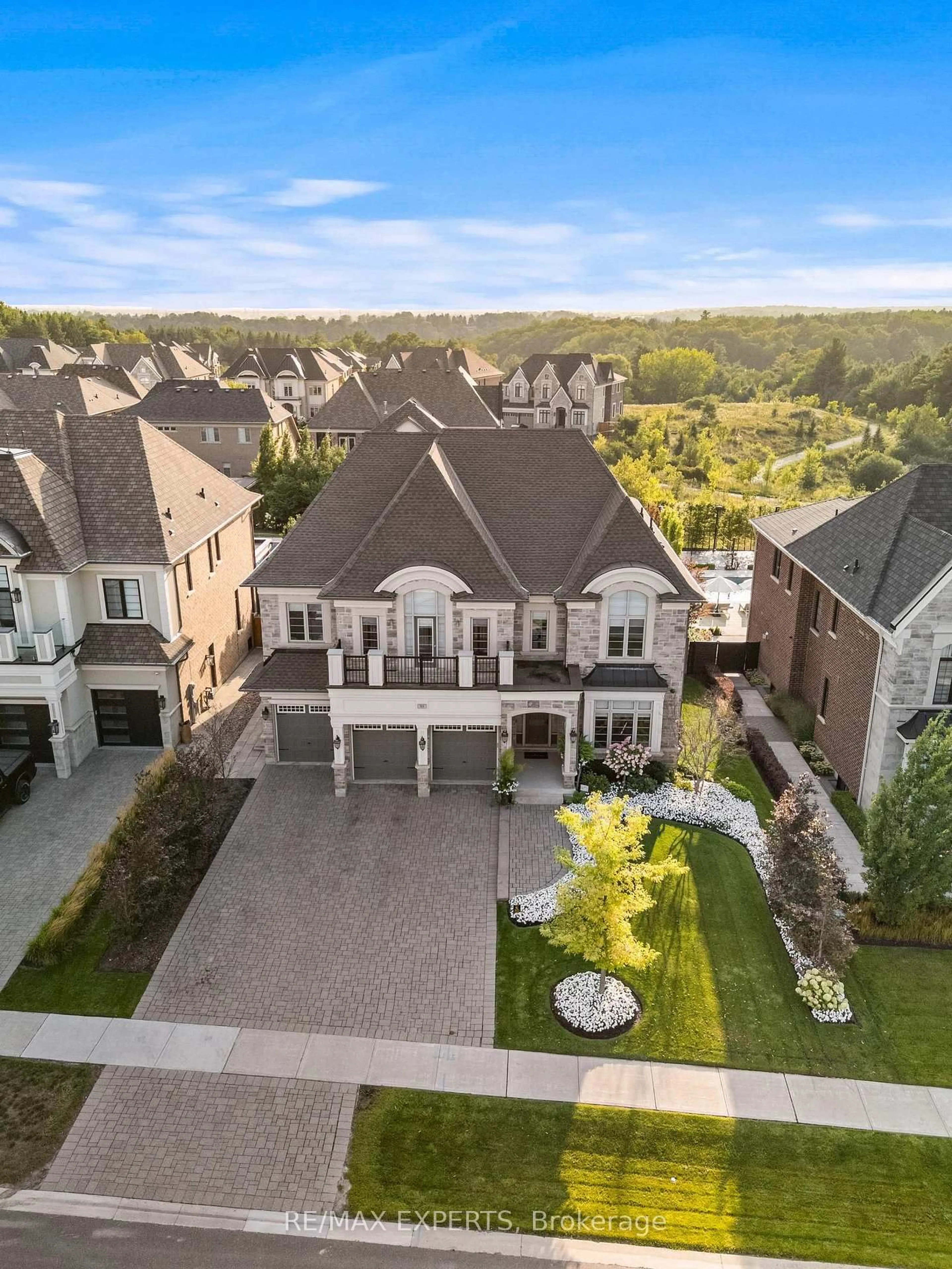 A pic from outside/outdoor area/front of a property/back of a property/a pic from drone, street for 98 Endless Circ, Vaughan Ontario L4H 4N8