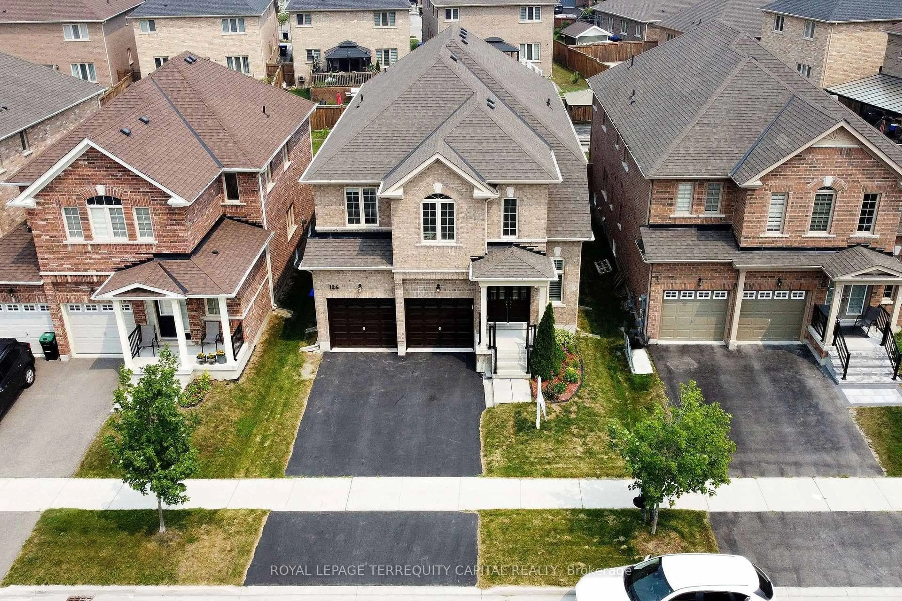 A pic from outside/outdoor area/front of a property/back of a property/a pic from drone, street for 124 Milby Cres, Bradford West Gwillimbury Ontario L3Z 0X8