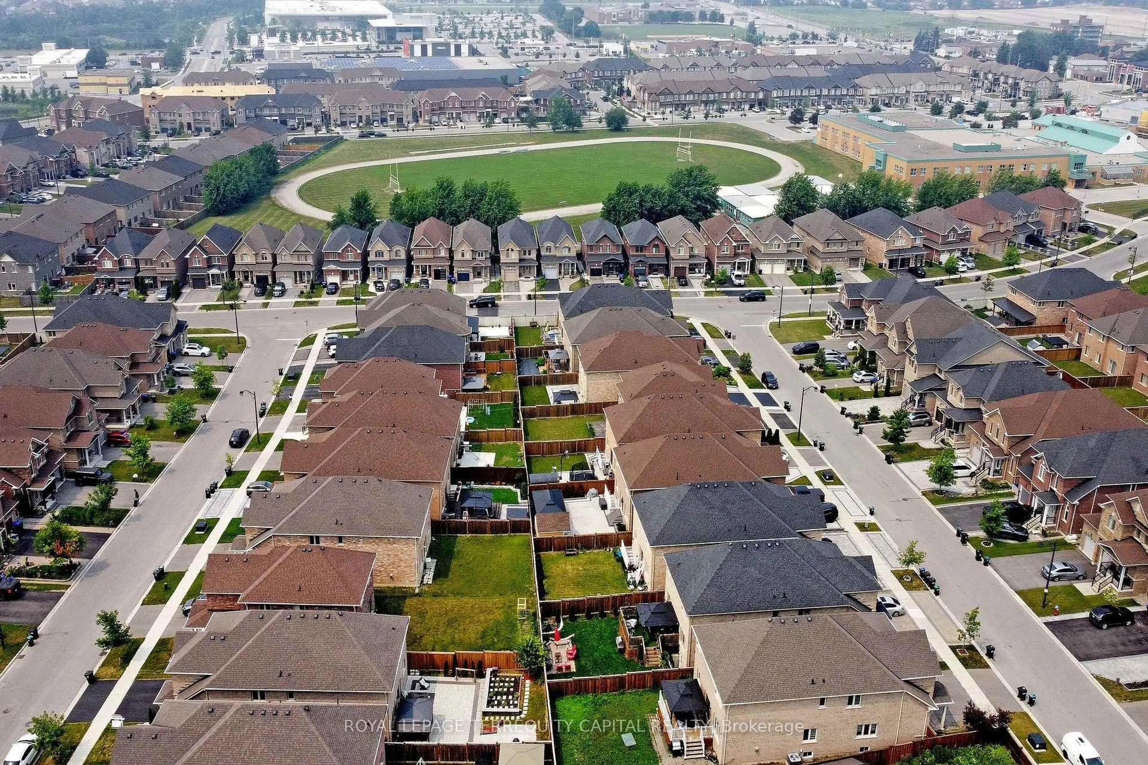 A pic from outside/outdoor area/front of a property/back of a property/a pic from drone, street for 124 Milby Cres, Bradford West Gwillimbury Ontario L3Z 0X8