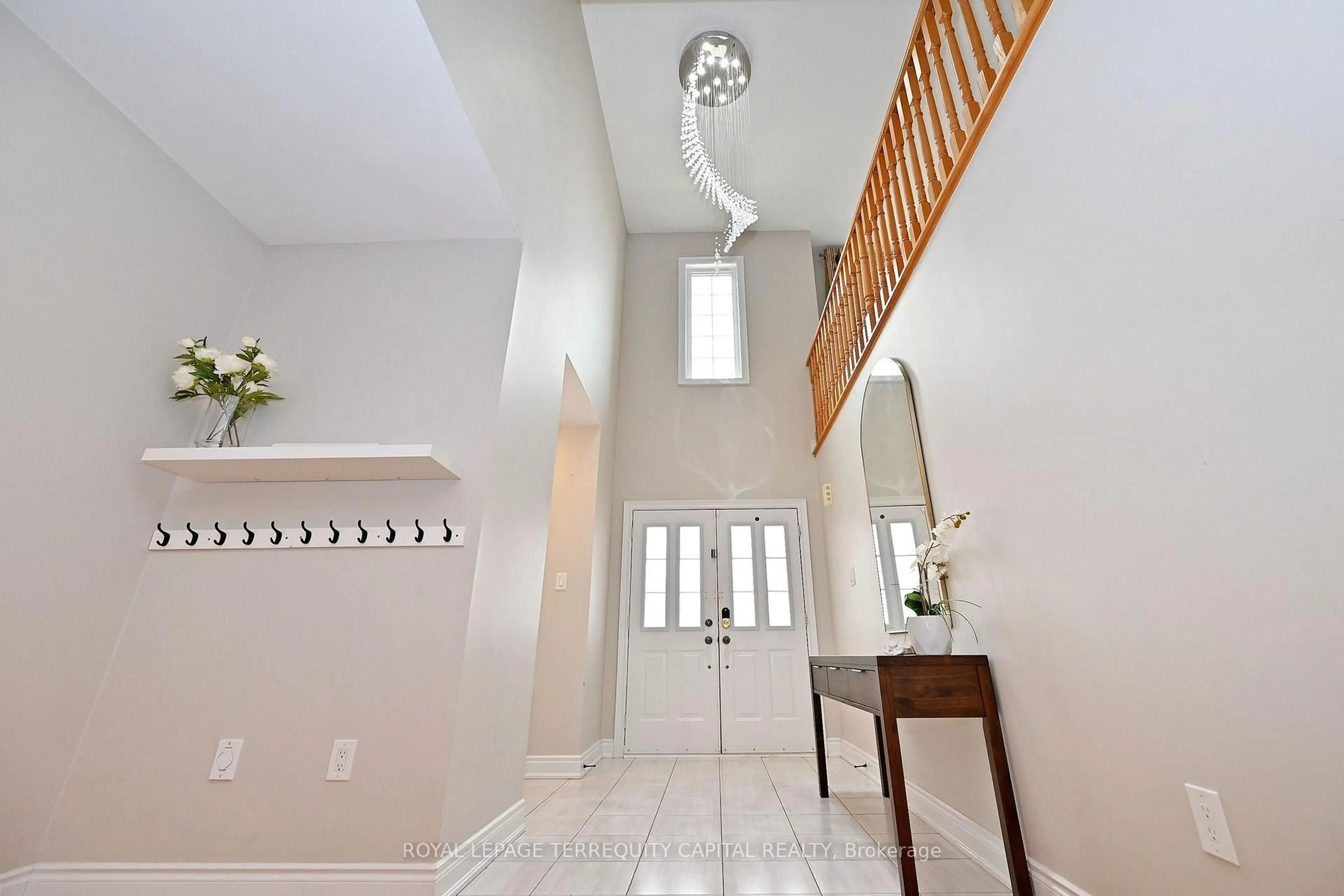 Indoor foyer for 124 Milby Cres, Bradford West Gwillimbury Ontario L3Z 0X8