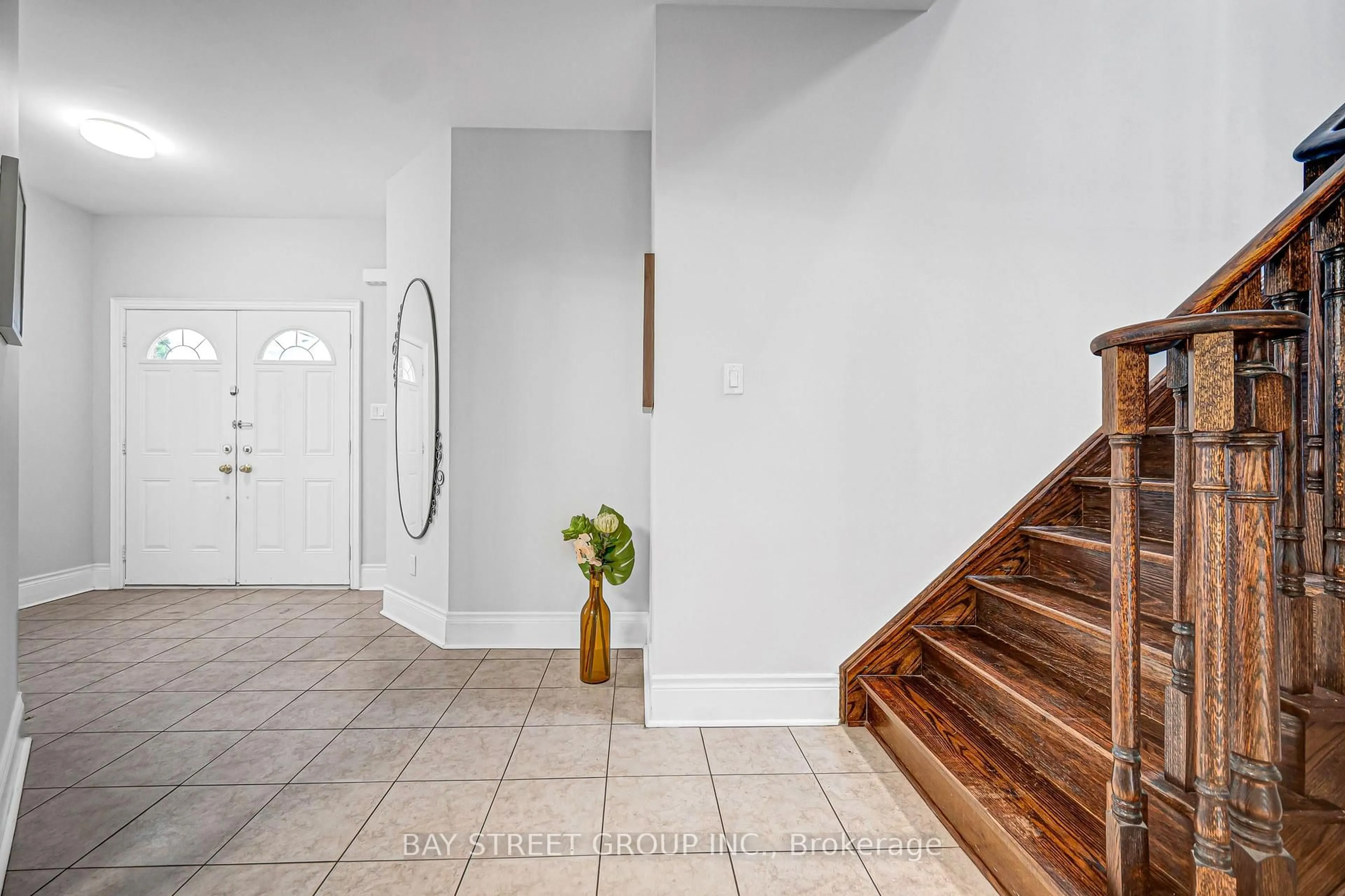 Indoor foyer for 45 Old Orchard Cres, Richmond Hill Ontario L4S 0A2