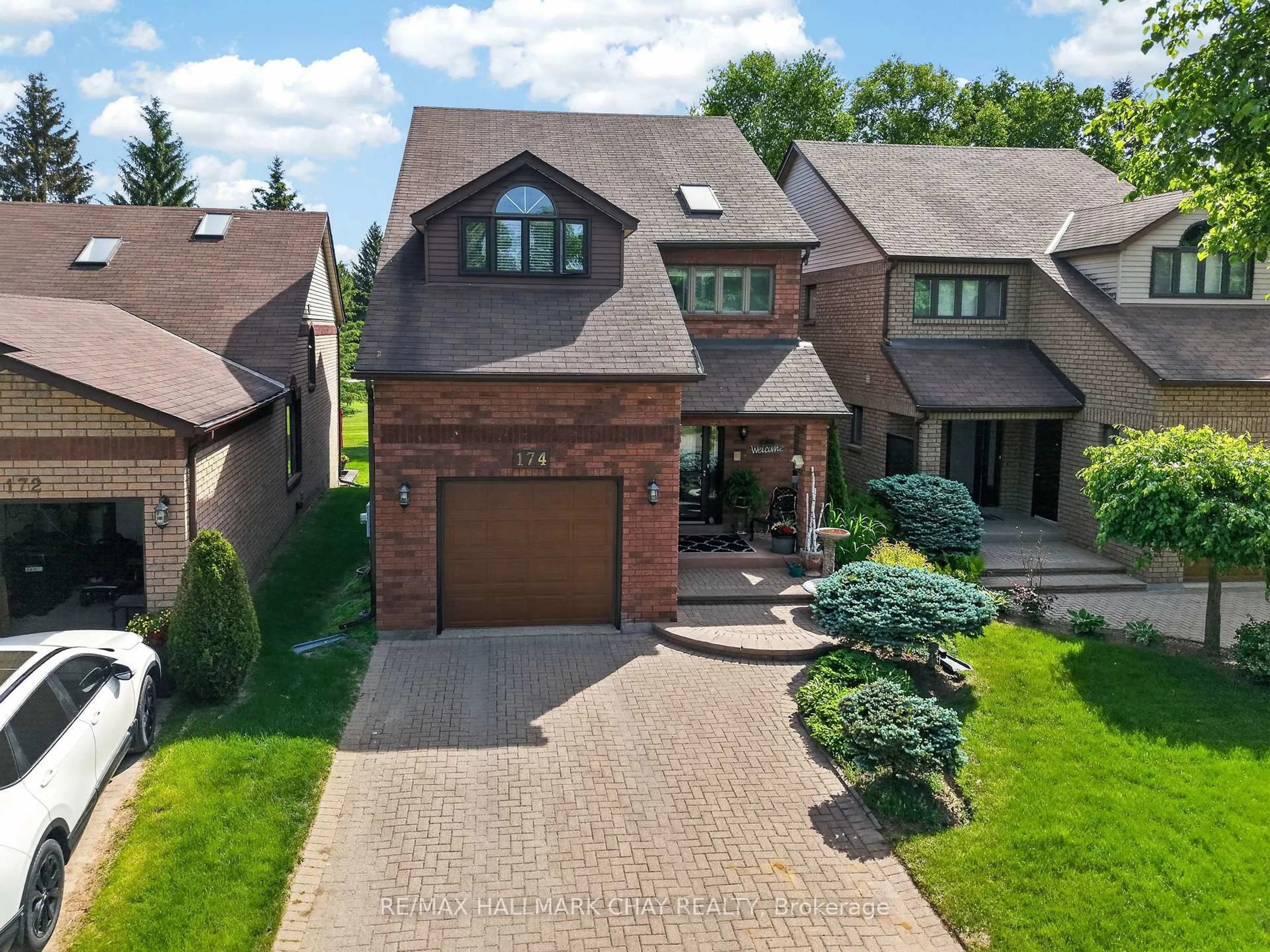 A pic from outside/outdoor area/front of a property/back of a property/a pic from drone, street for 174 Green Briar Rd #3, New Tecumseth Ontario L9R 1X9