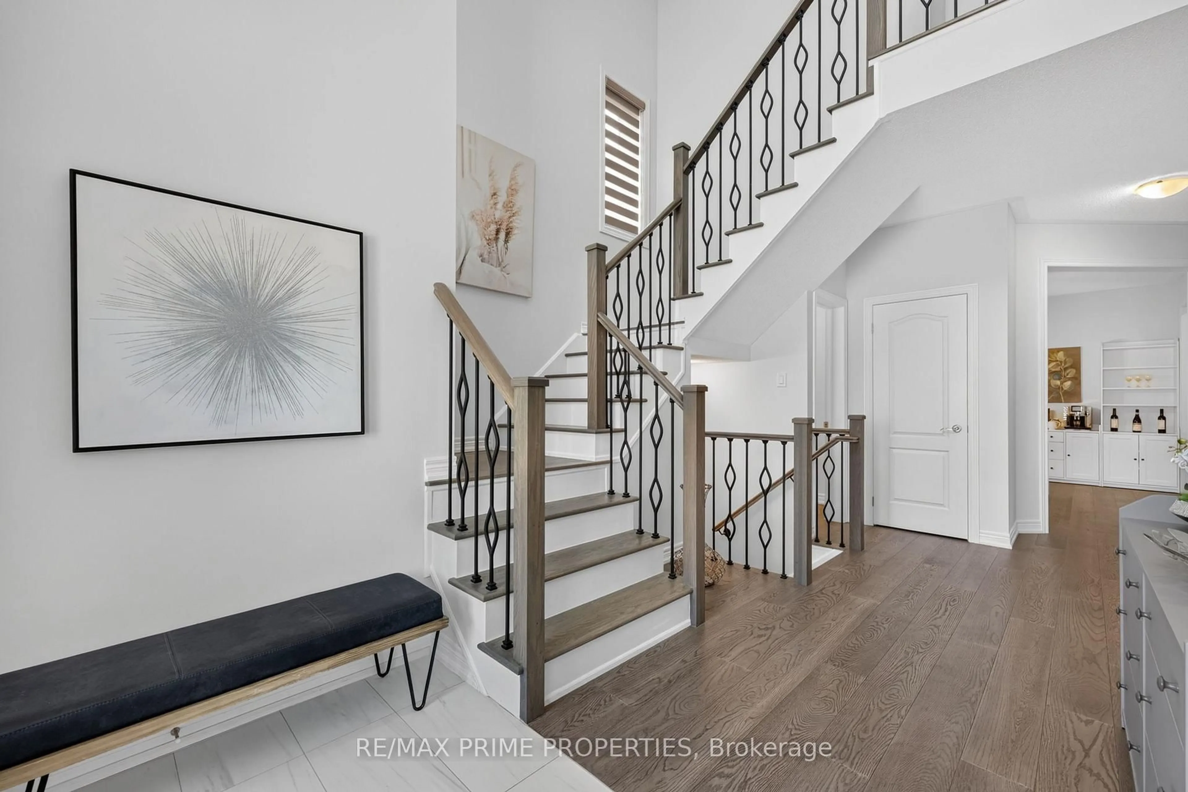 Indoor entryway for 28 Frederick Taylor Way, East Gwillimbury Ontario L0G 1M0