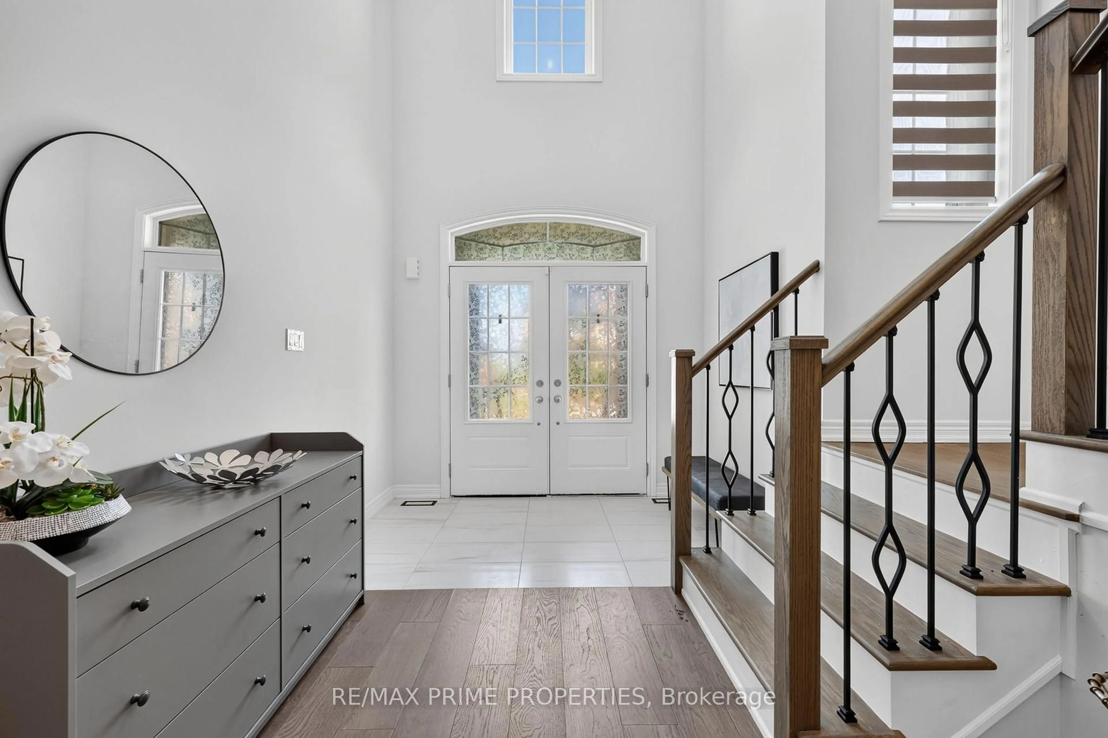 Indoor entryway for 28 Frederick Taylor Way, East Gwillimbury Ontario L0G 1M0