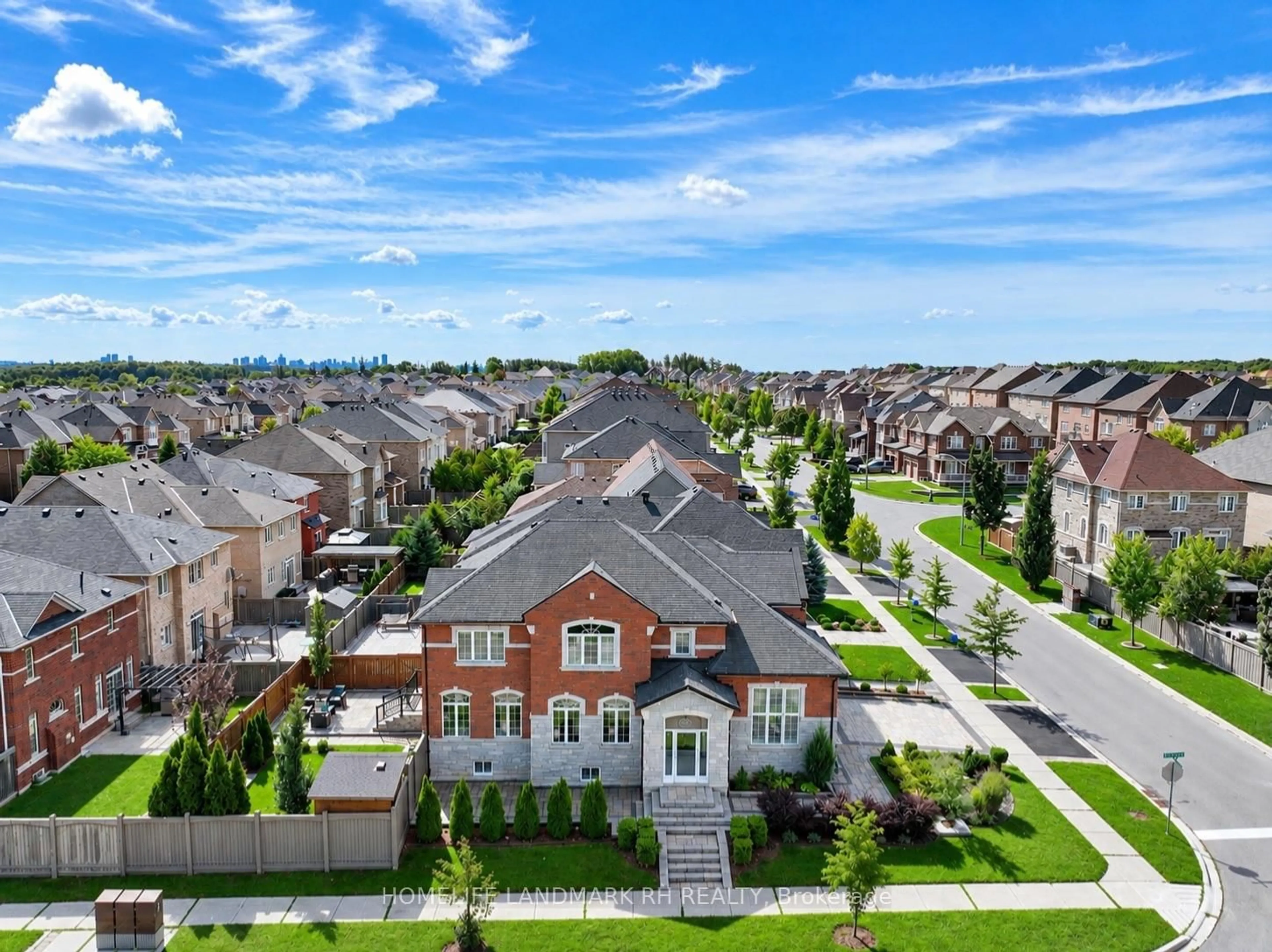 A pic from outside/outdoor area/front of a property/back of a property/a pic from drone, street for 131 OBERFRICK Ave, Vaughan Ontario L6A 0P1