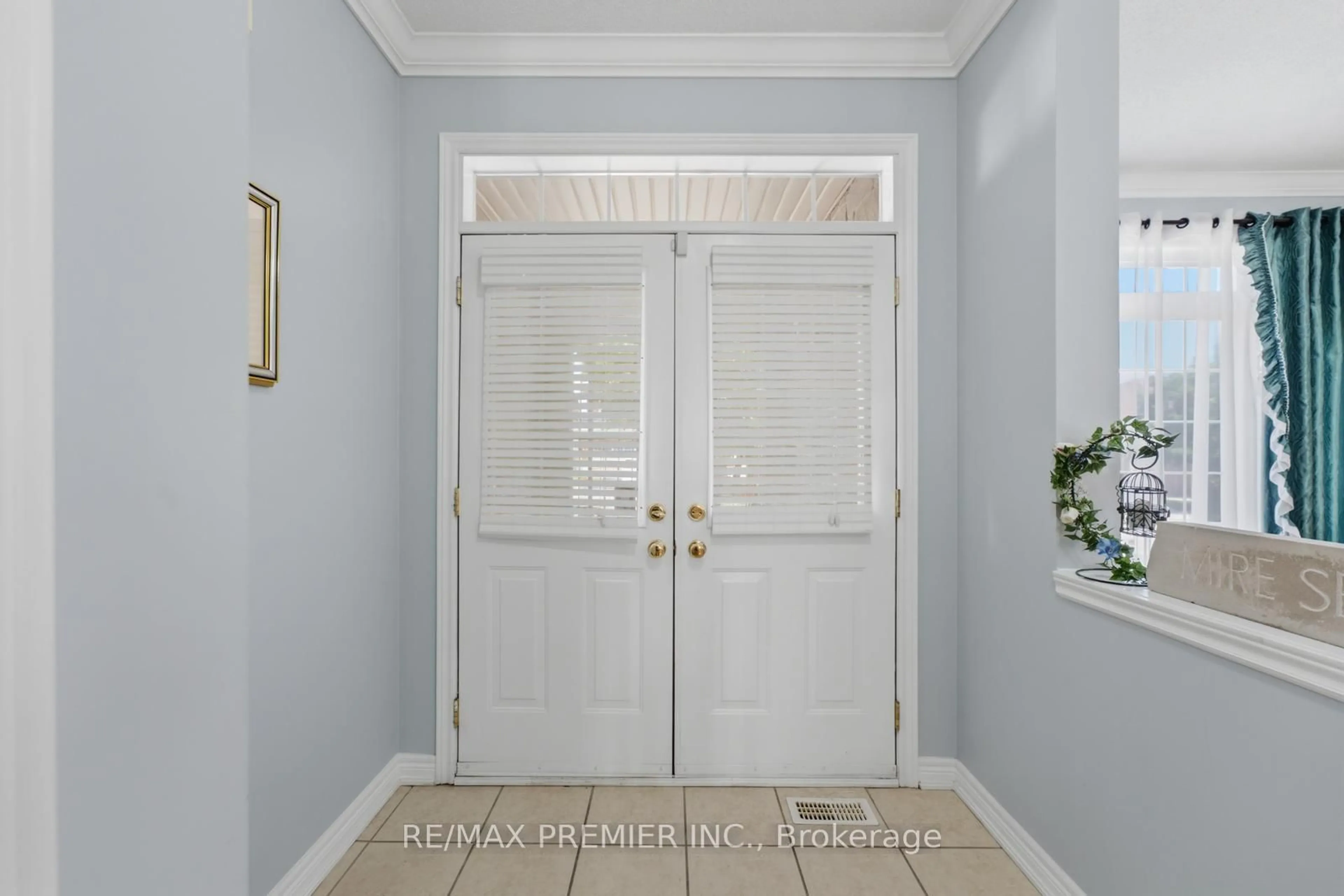 Indoor entryway for 63 Summeridge Dr, Vaughan Ontario L4J 8T3