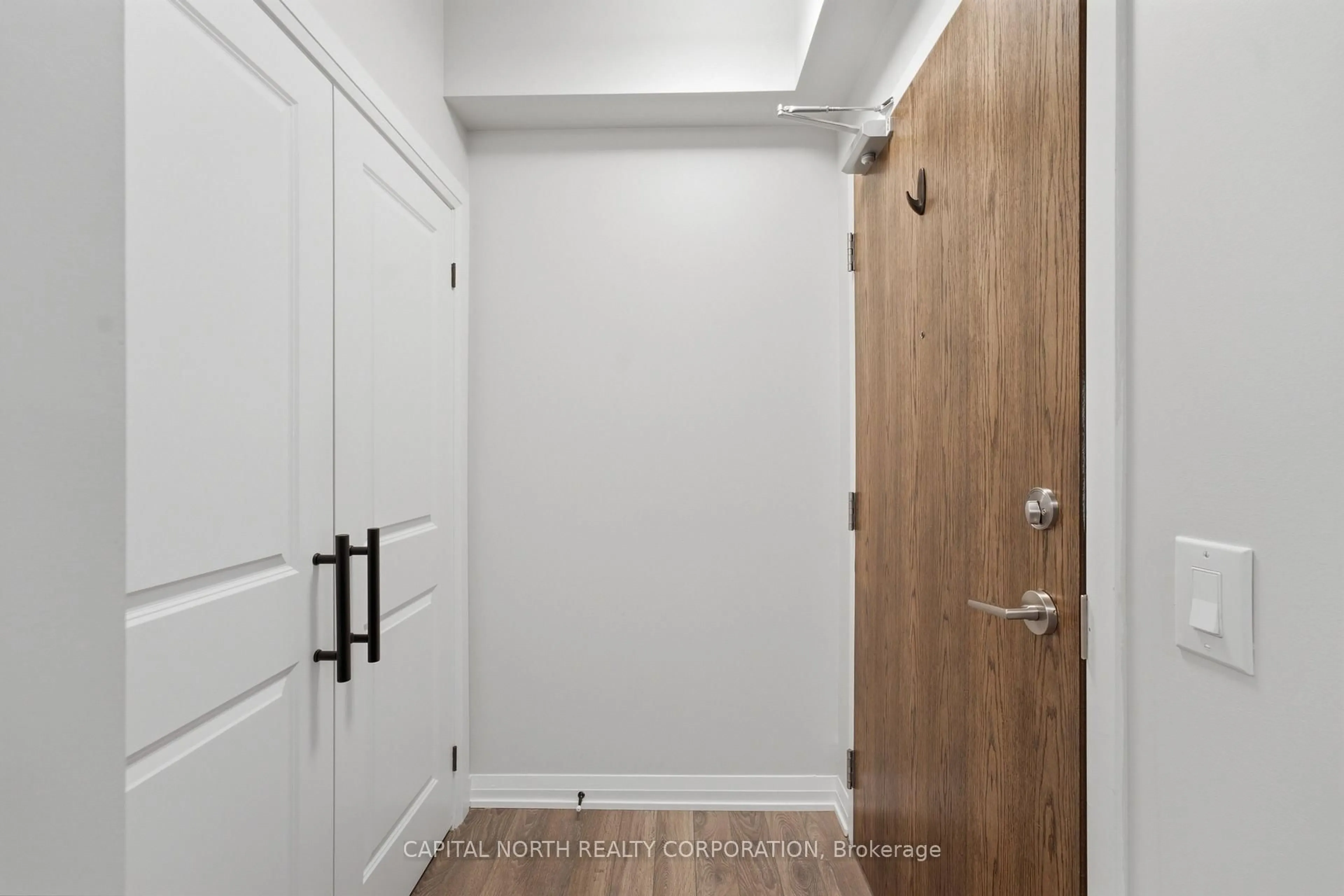 Indoor entryway for 99 Eagle Rock Way #405, Vaughan Ontario L6A 5A7