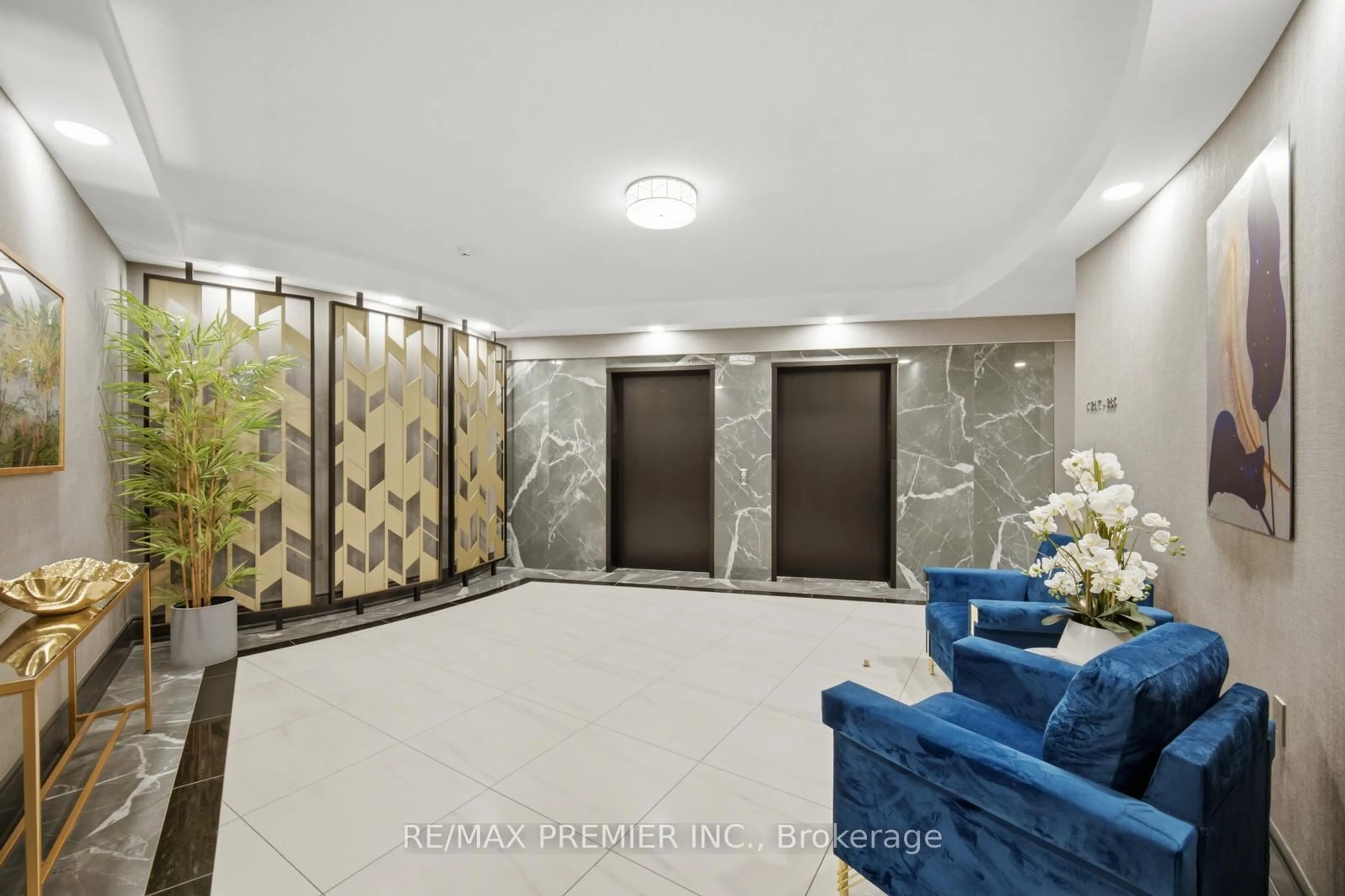 Indoor foyer for 8201 Islington Ave #217, Vaughan Ontario L4L 9S6
