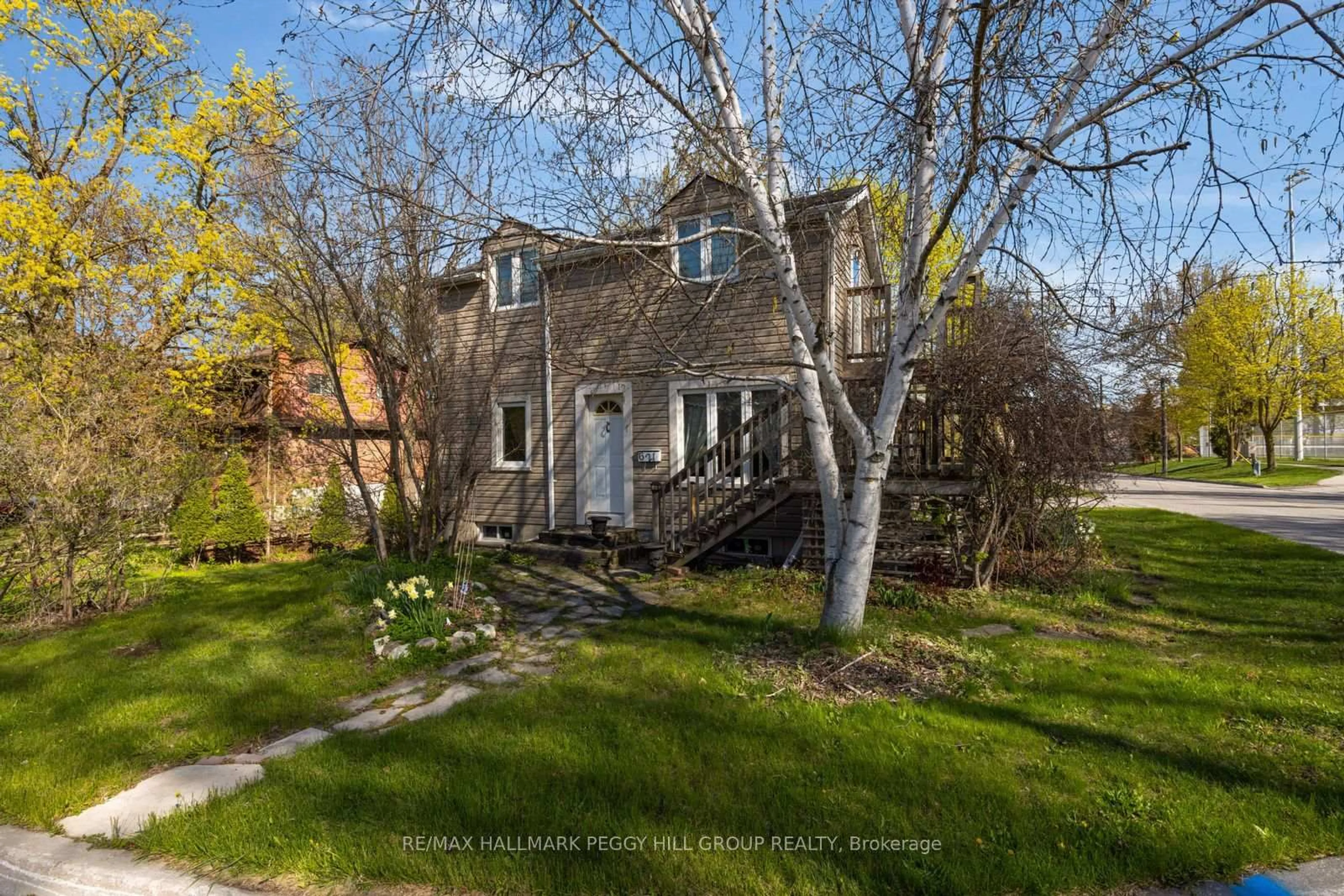A pic from outside/outdoor area/front of a property/back of a property/a pic from drone, street for 621 Lydia St, Newmarket Ontario L3Y 1M4