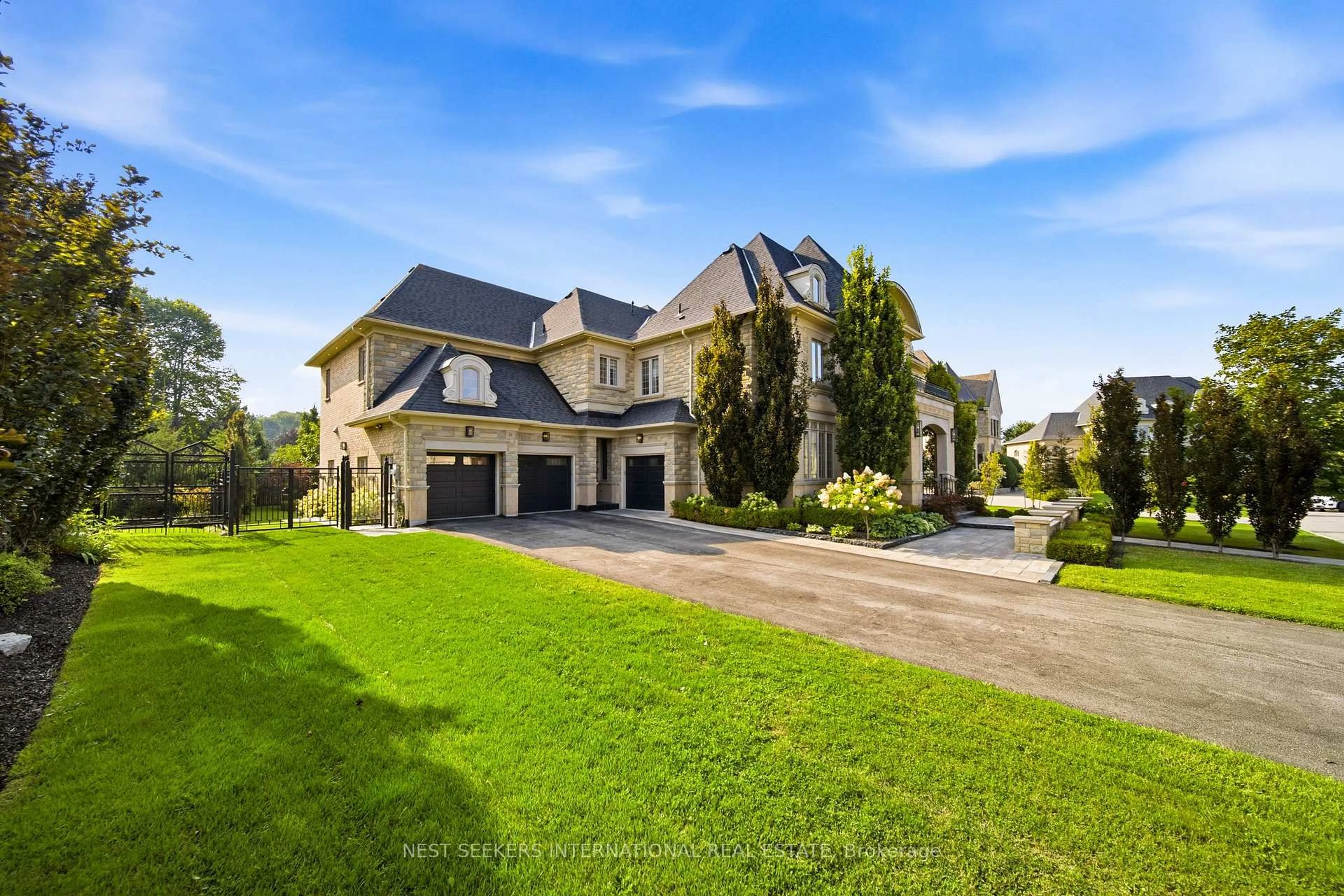 A pic from outside/outdoor area/front of a property/back of a property/a pic from drone, unknown for 18 Westbrooke Blvd, King Ontario L0G 1N0