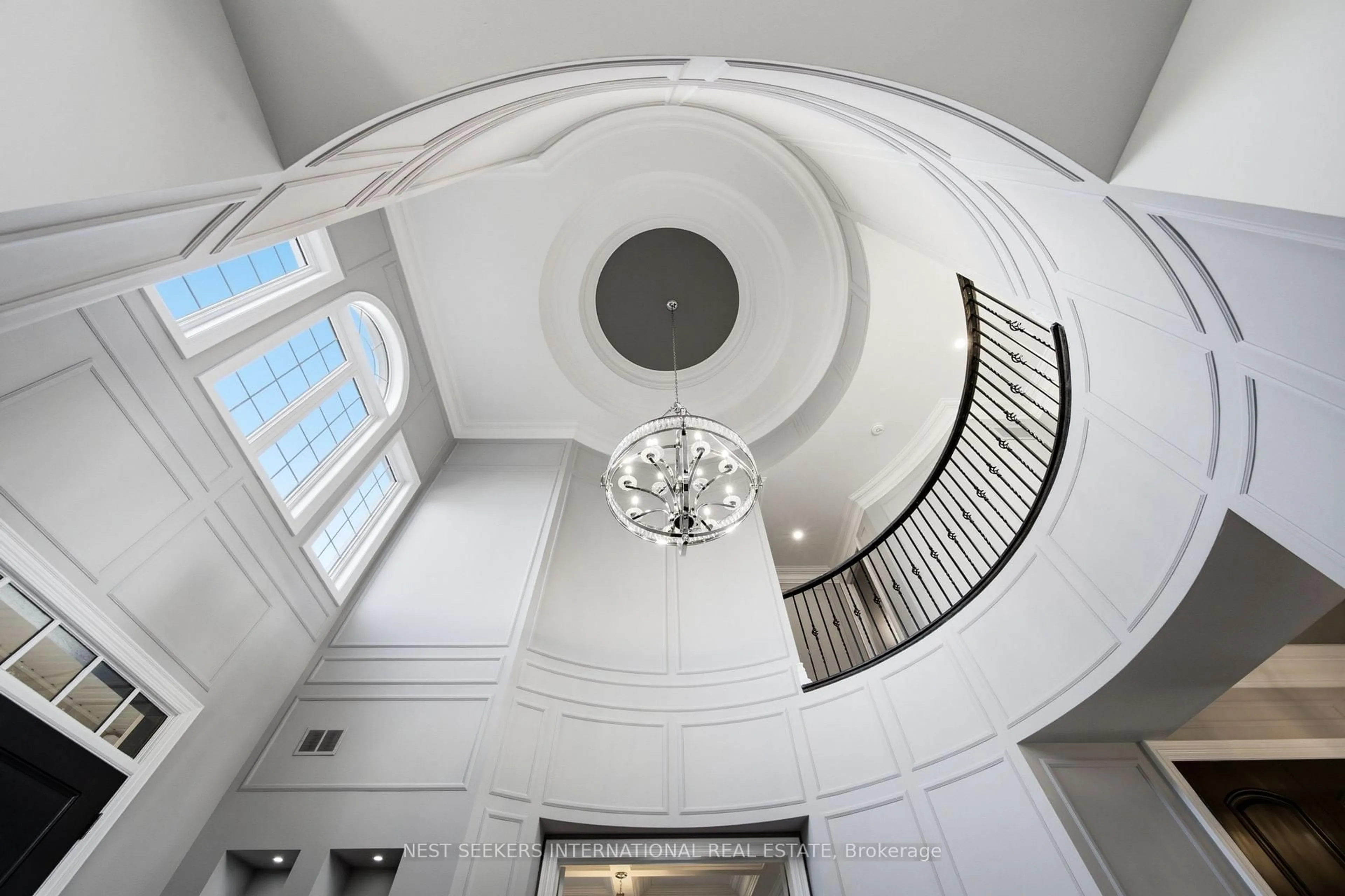 Indoor foyer for 18 Westbrooke Blvd, King Ontario L0G 1N0