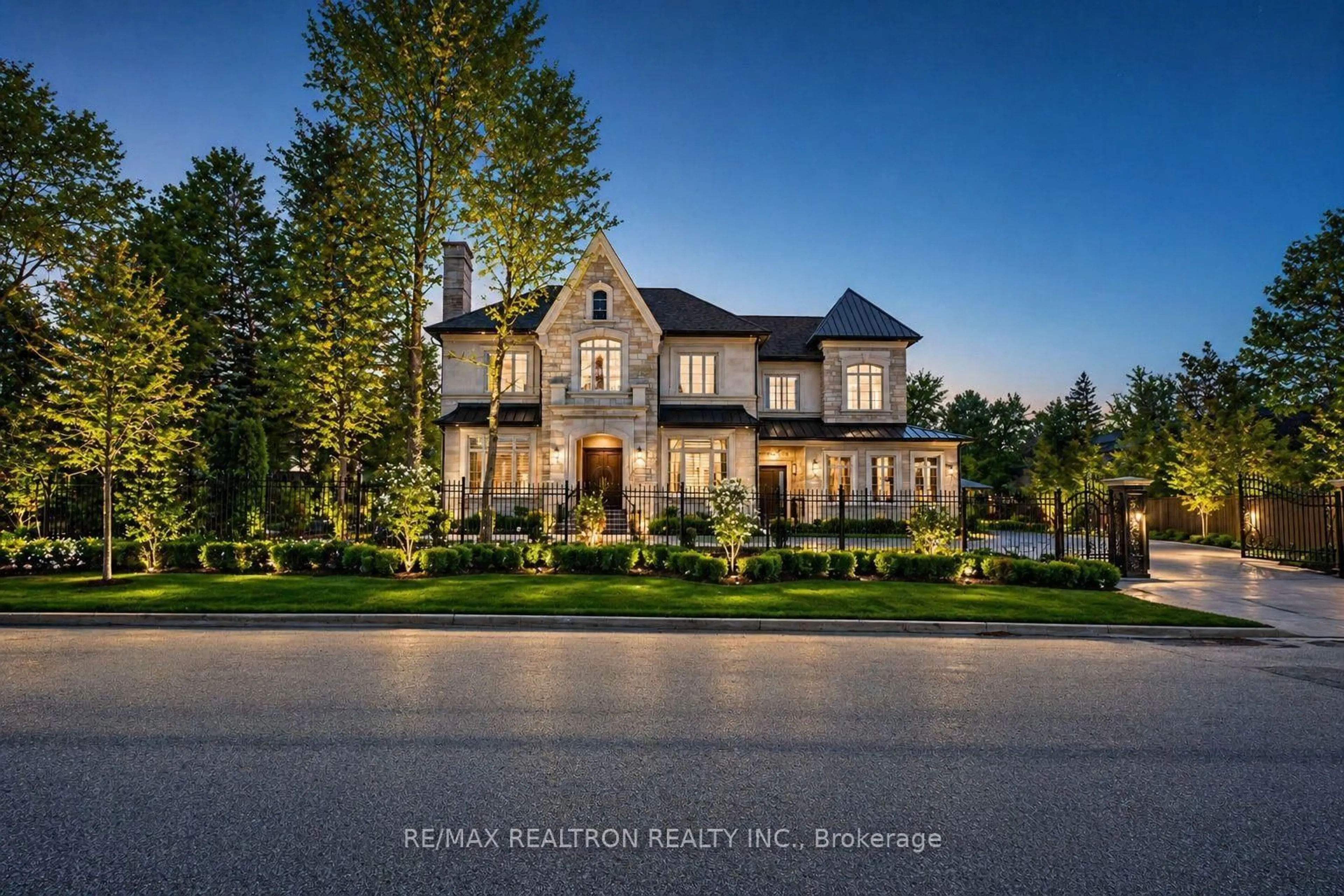 A pic from outside/outdoor area/front of a property/back of a property/a pic from drone, unknown for 17 Pebblelane Crt, Richmond Hill Ontario L4C 6X2