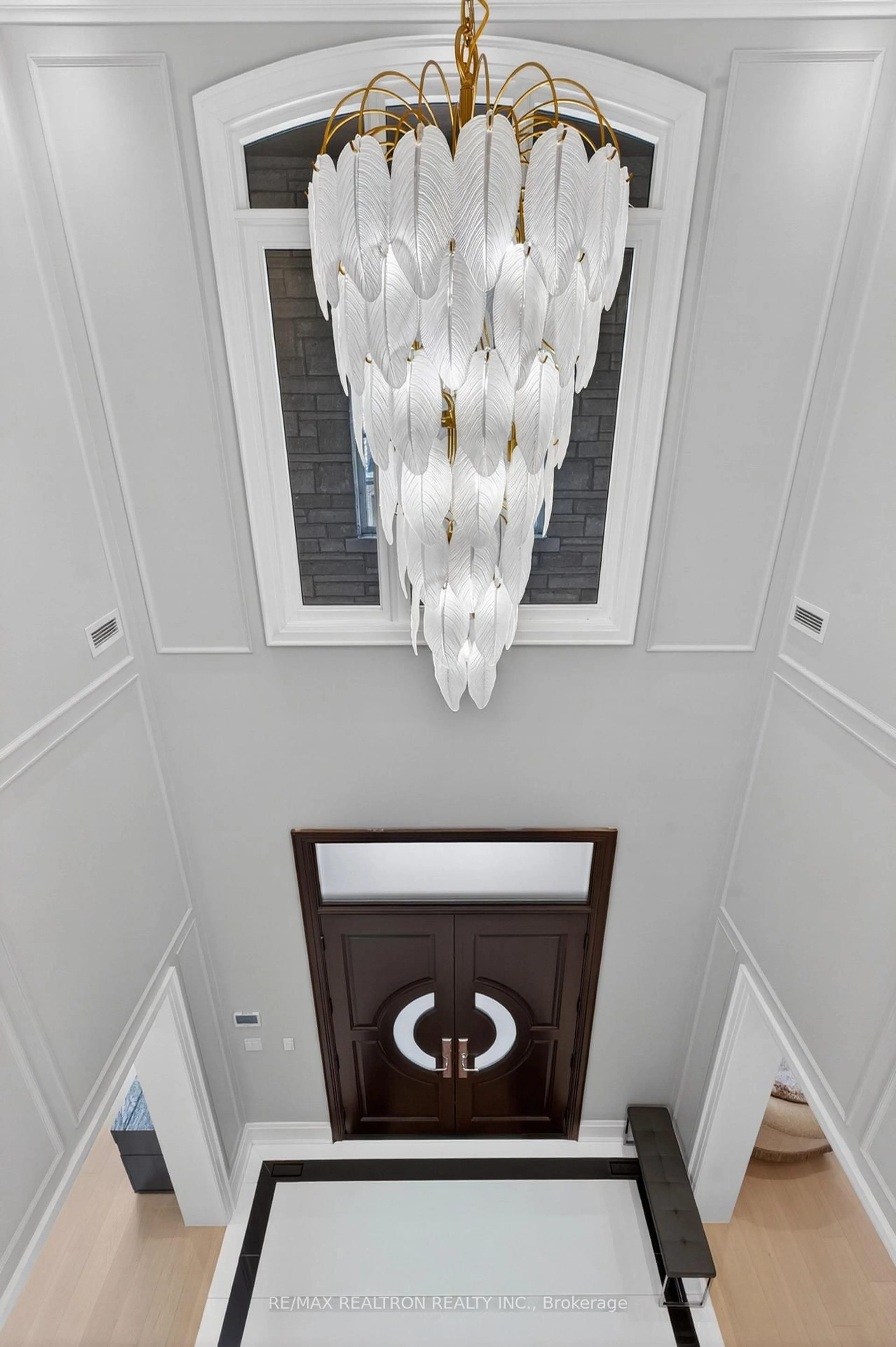 Indoor foyer for 17 Pebblelane Crt, Richmond Hill Ontario L4C 6X2