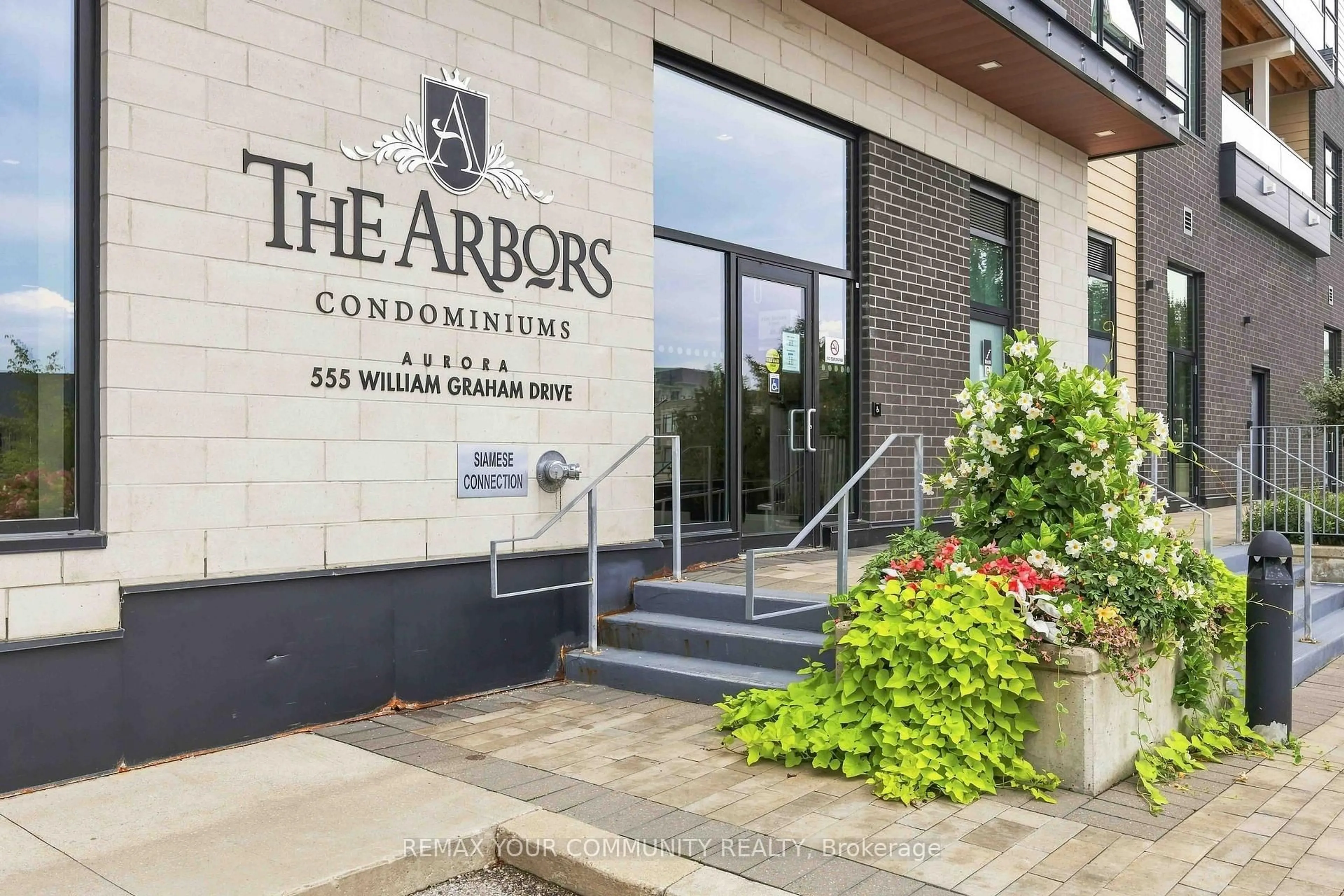 Indoor foyer for 555 William Graham Dr #238, Aurora Ontario L4G 4H9
