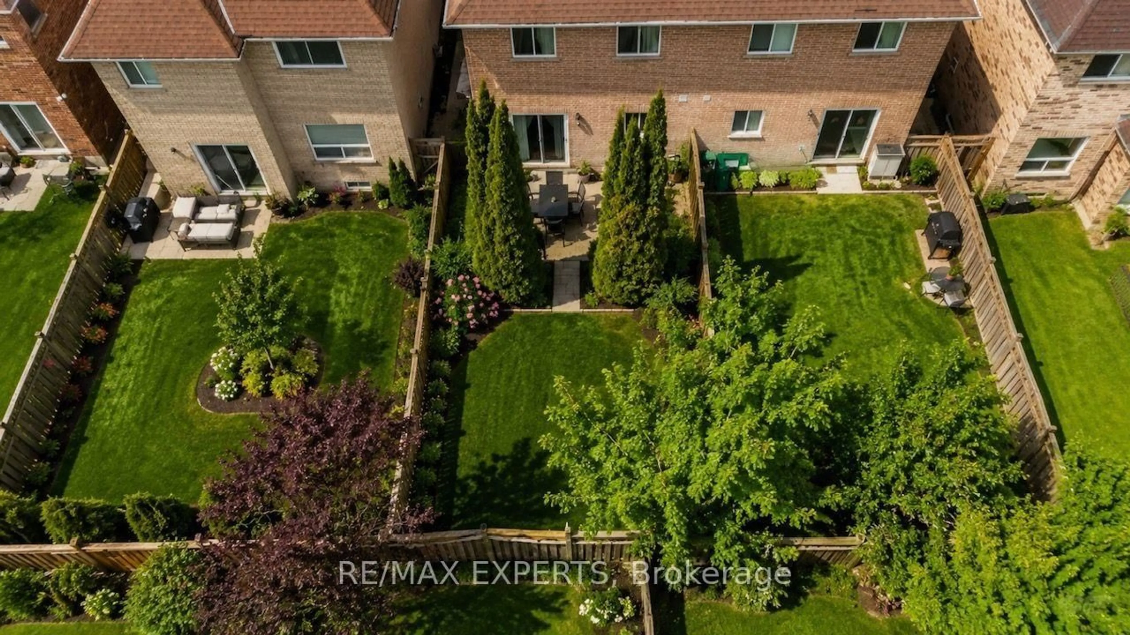 A pic from outside/outdoor area/front of a property/back of a property/a pic from drone, street for 62 Colonial Cres, Richmond Hill Ontario L4E 3X3