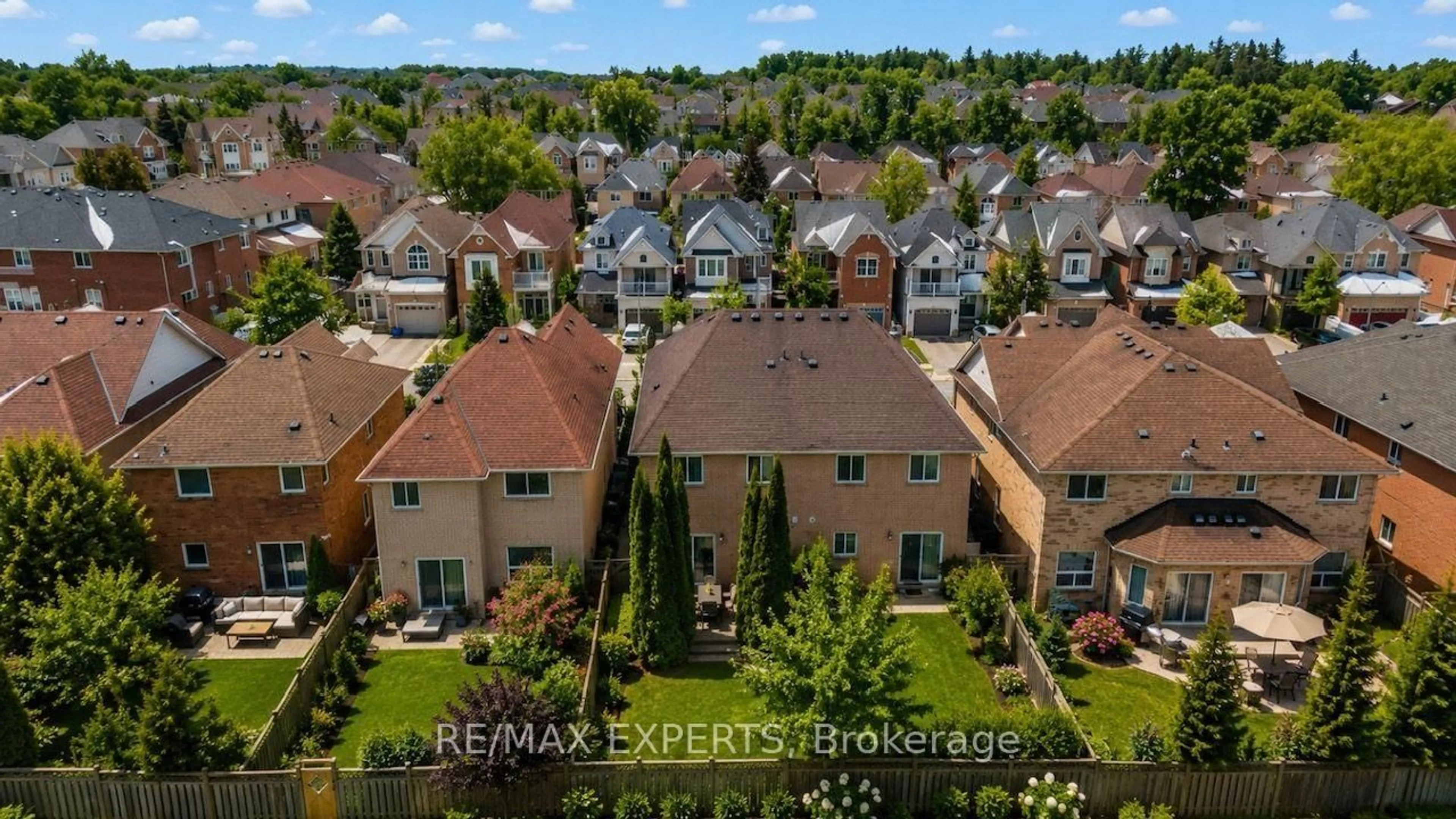A pic from outside/outdoor area/front of a property/back of a property/a pic from drone, city buildings view from balcony for 62 Colonial Cres, Richmond Hill Ontario L4E 3X3