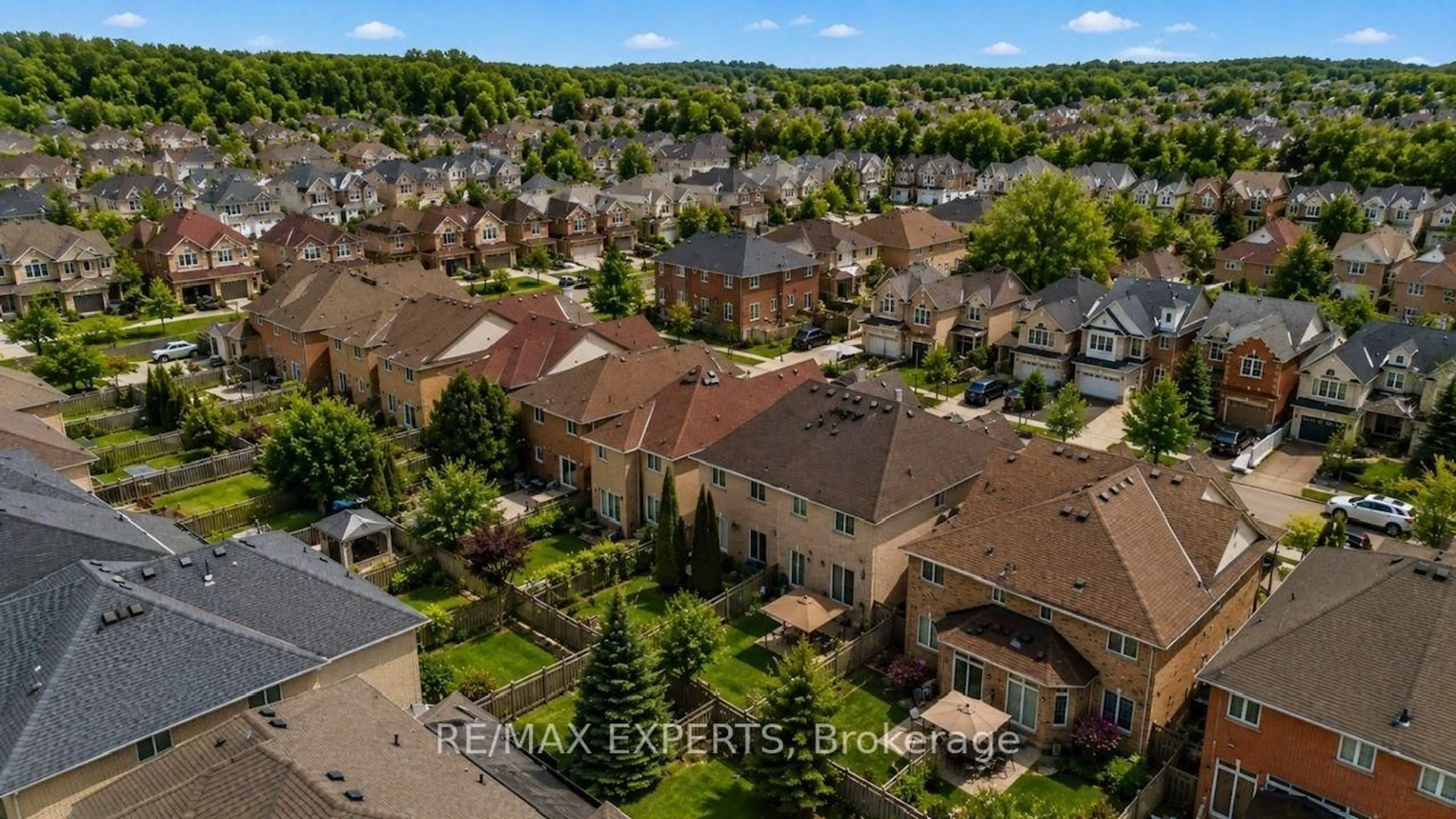 A pic from outside/outdoor area/front of a property/back of a property/a pic from drone, street for 62 Colonial Cres, Richmond Hill Ontario L4E 3X3