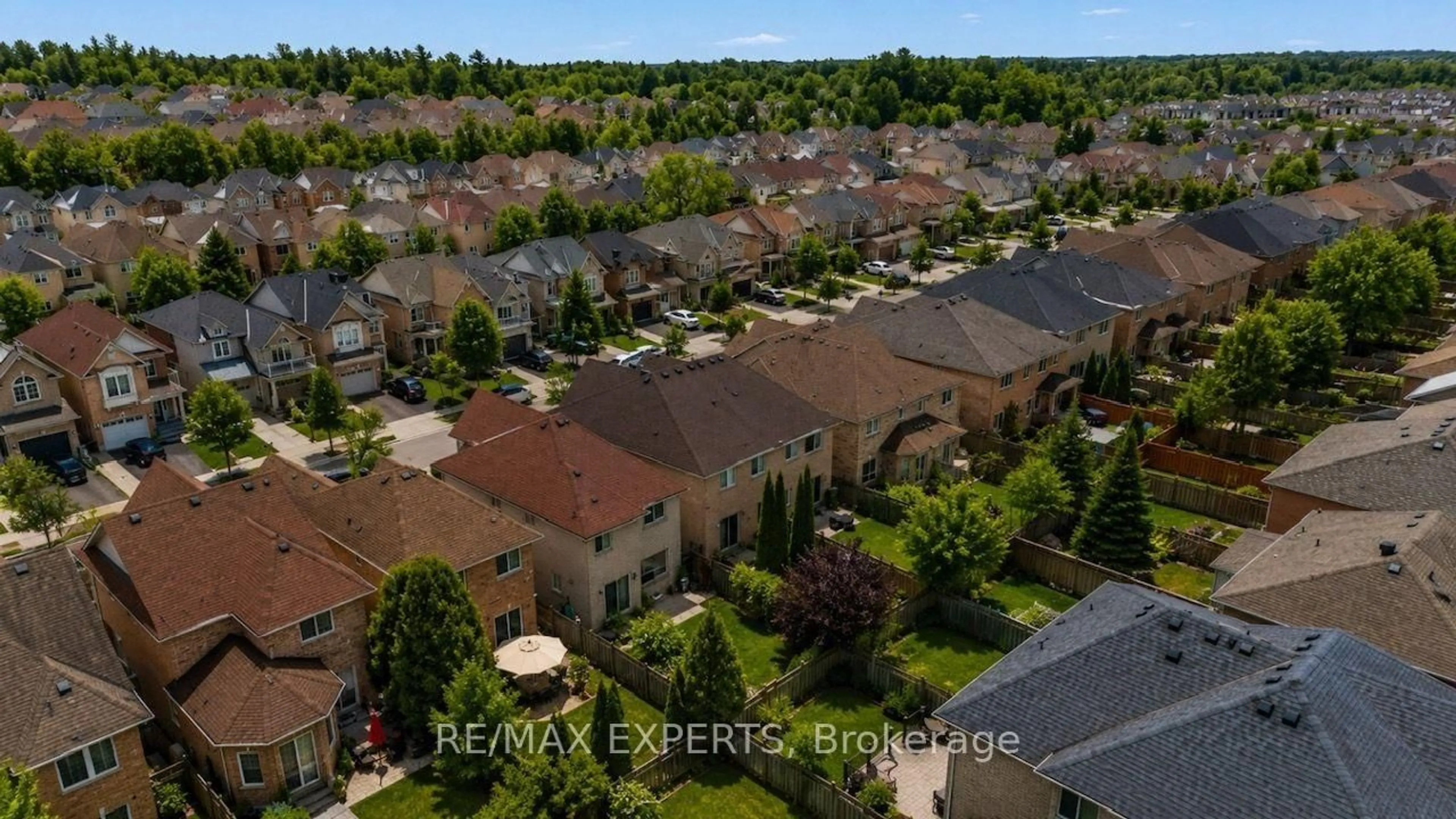A pic from outside/outdoor area/front of a property/back of a property/a pic from drone, street for 62 Colonial Cres, Richmond Hill Ontario L4E 3X3