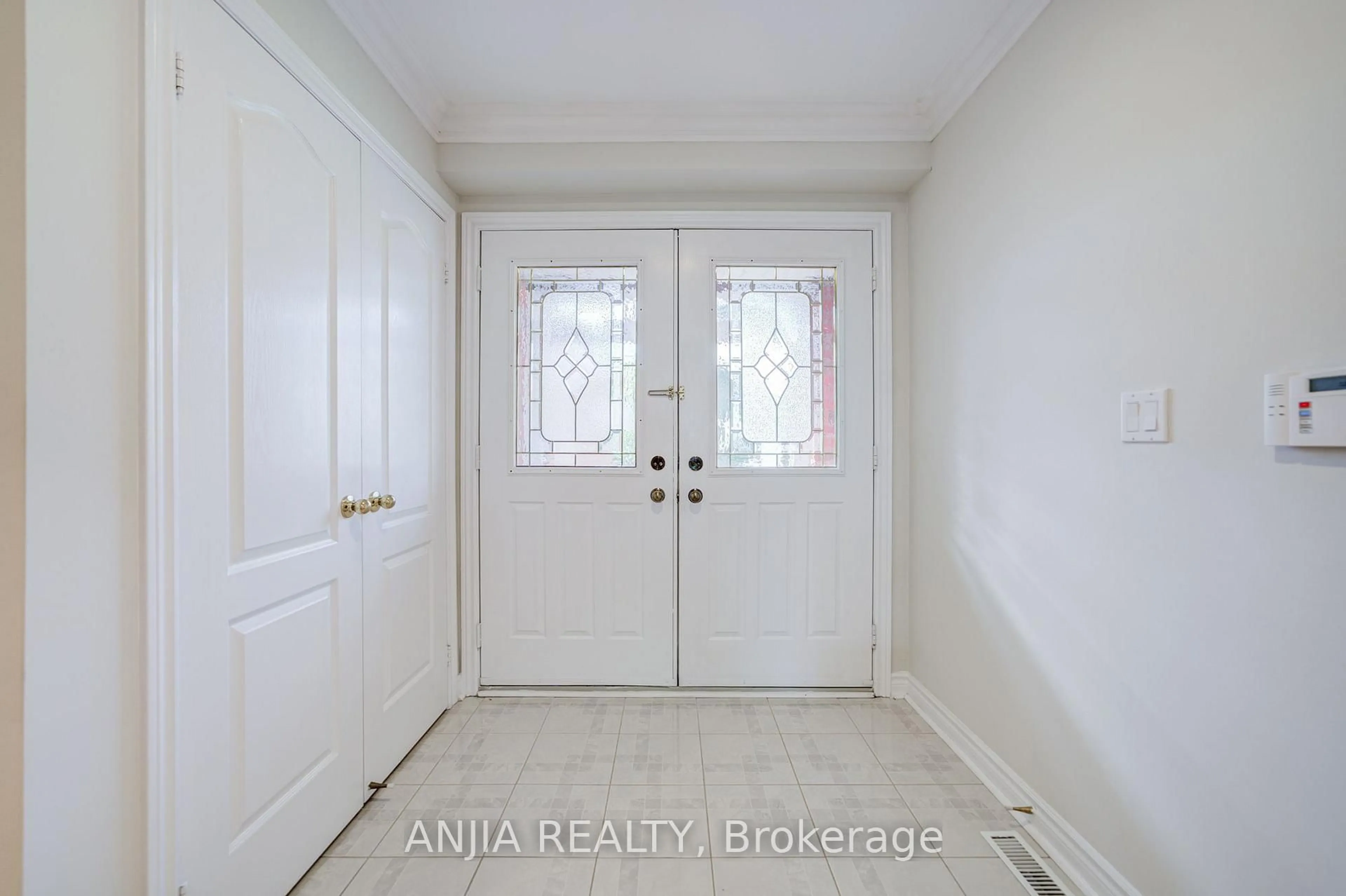 Indoor entryway for 32 Turnberry Cres, Markham Ontario L3R 0R6