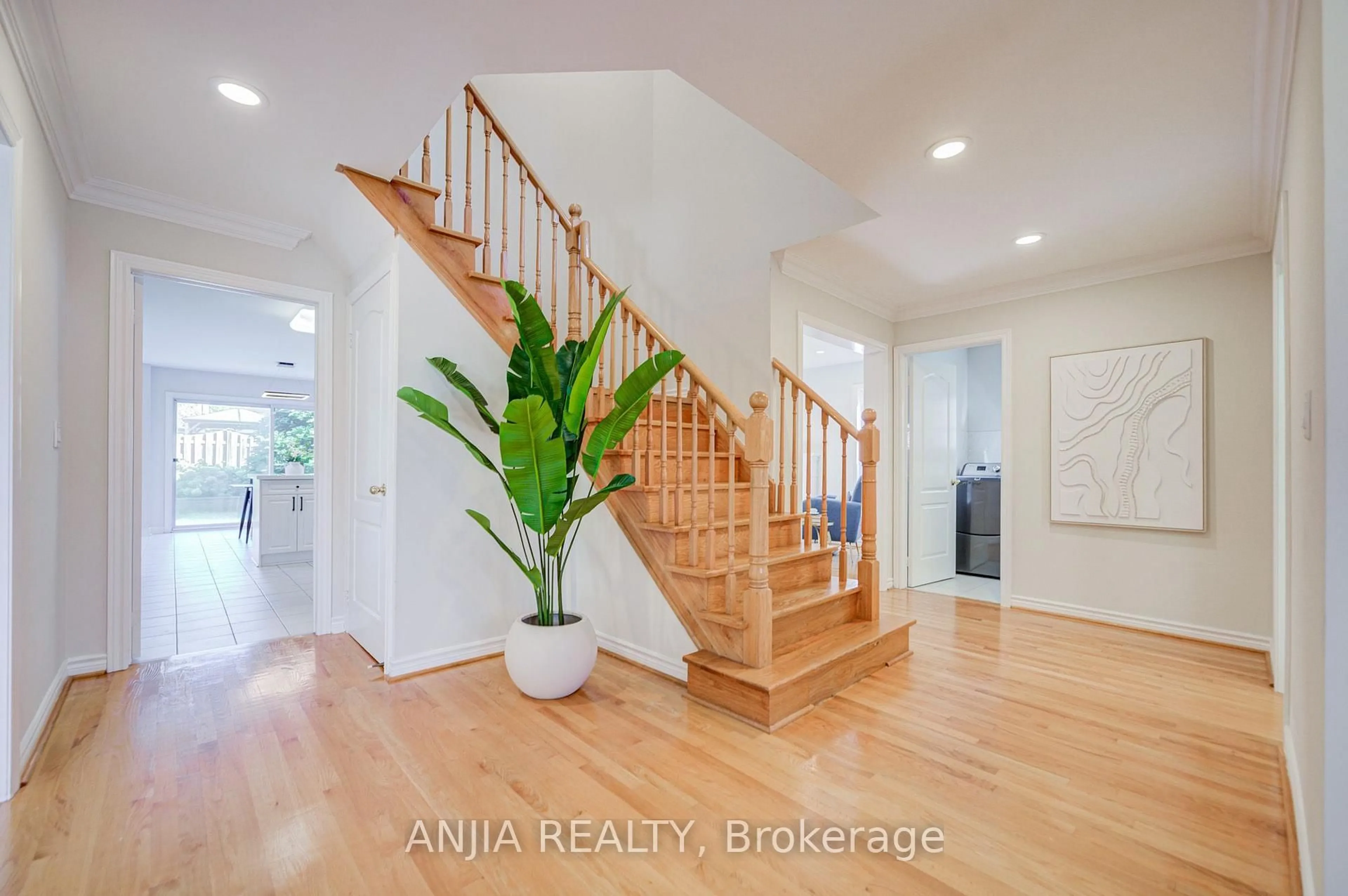 Indoor entryway for 32 Turnberry Cres, Markham Ontario L3R 0R6