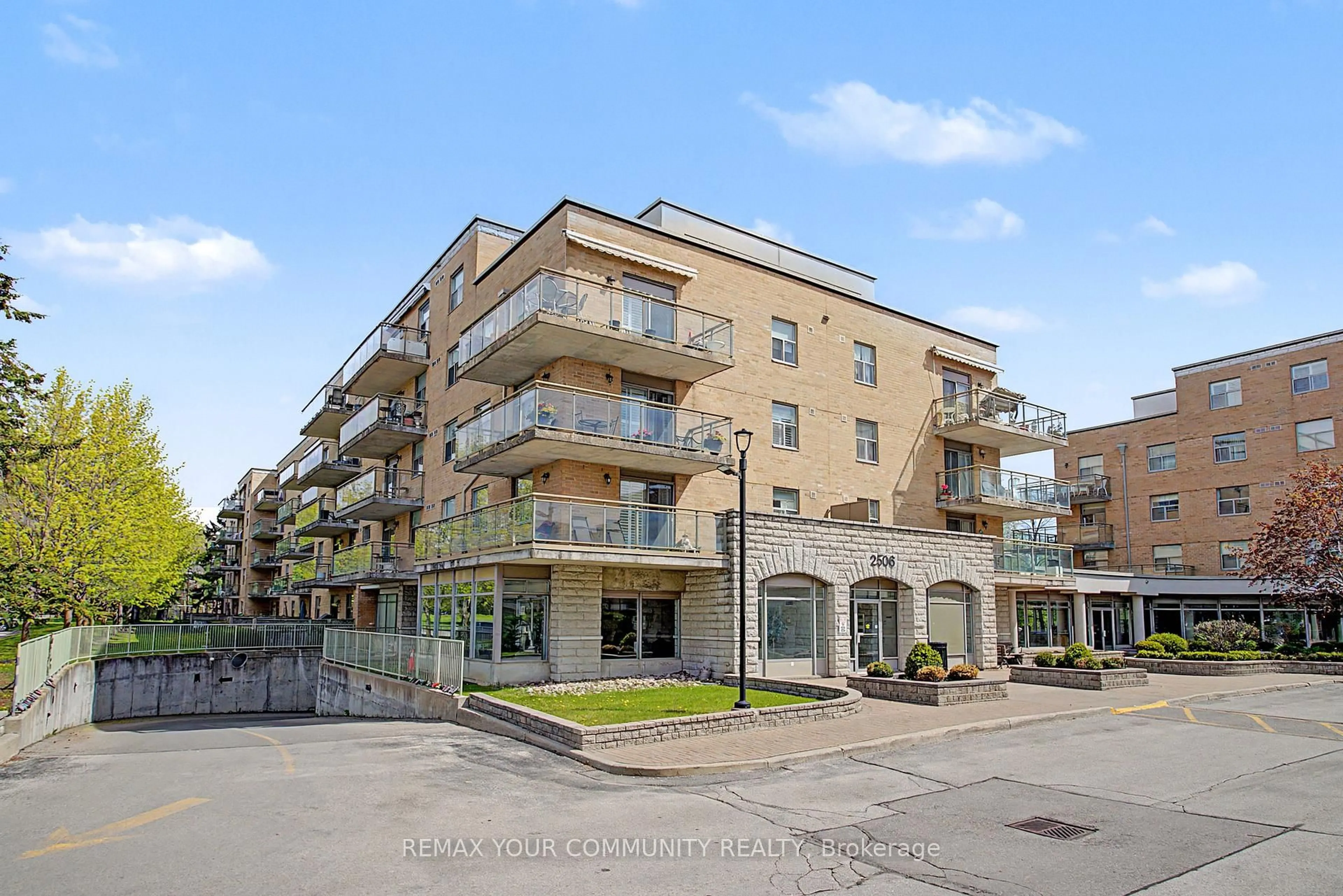 Patio, building for 2506 Rutherford Rd #312, Vaughan Ontario L4K 5N5