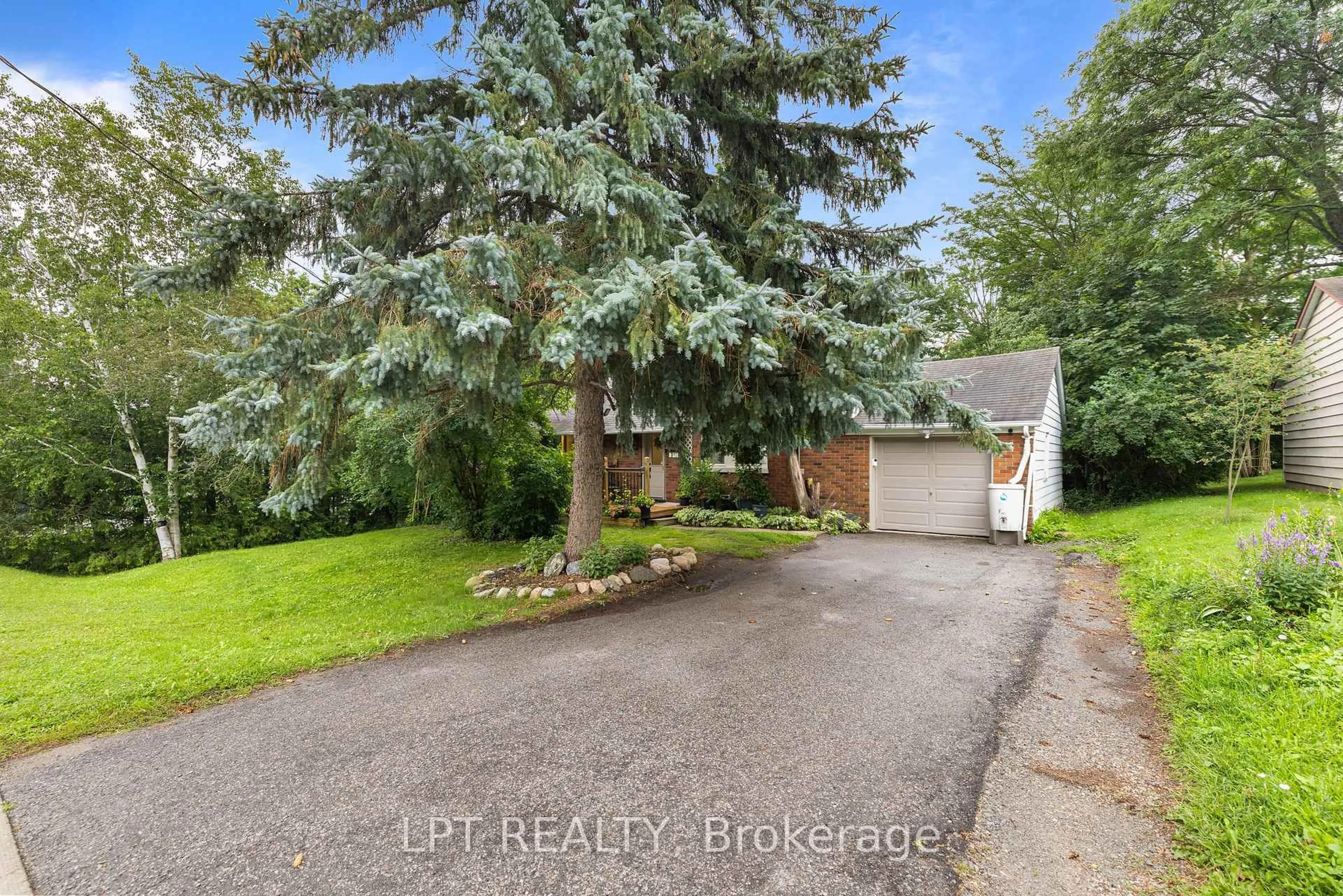 A pic from outside/outdoor area/front of a property/back of a property/a pic from drone, street for 98 Don Mor Dr, Newmarket Ontario L3Y 1G7