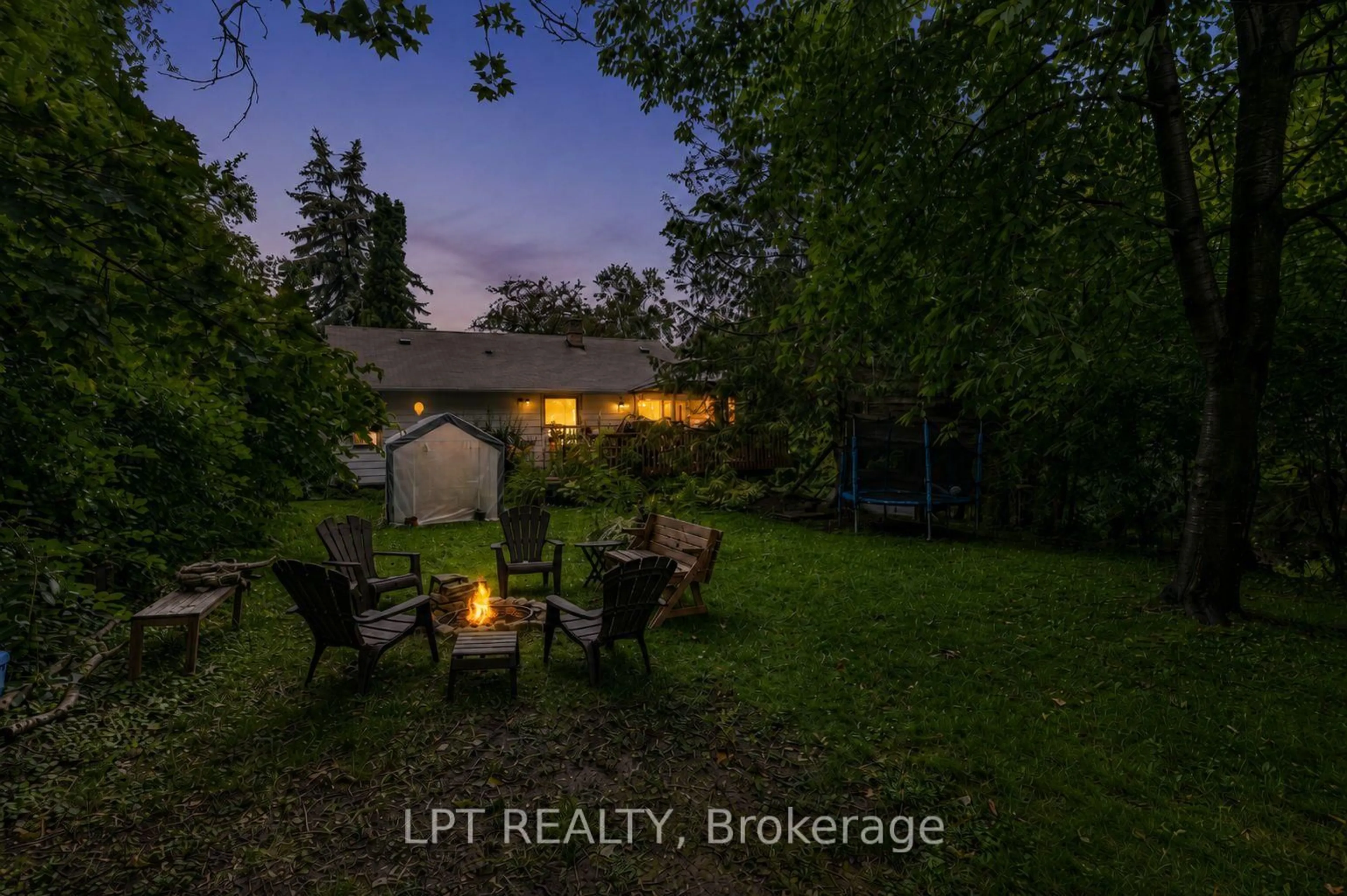 A pic from outside/outdoor area/front of a property/back of a property/a pic from drone, unknown for 98 Don Mor Dr, Newmarket Ontario L3Y 1G7