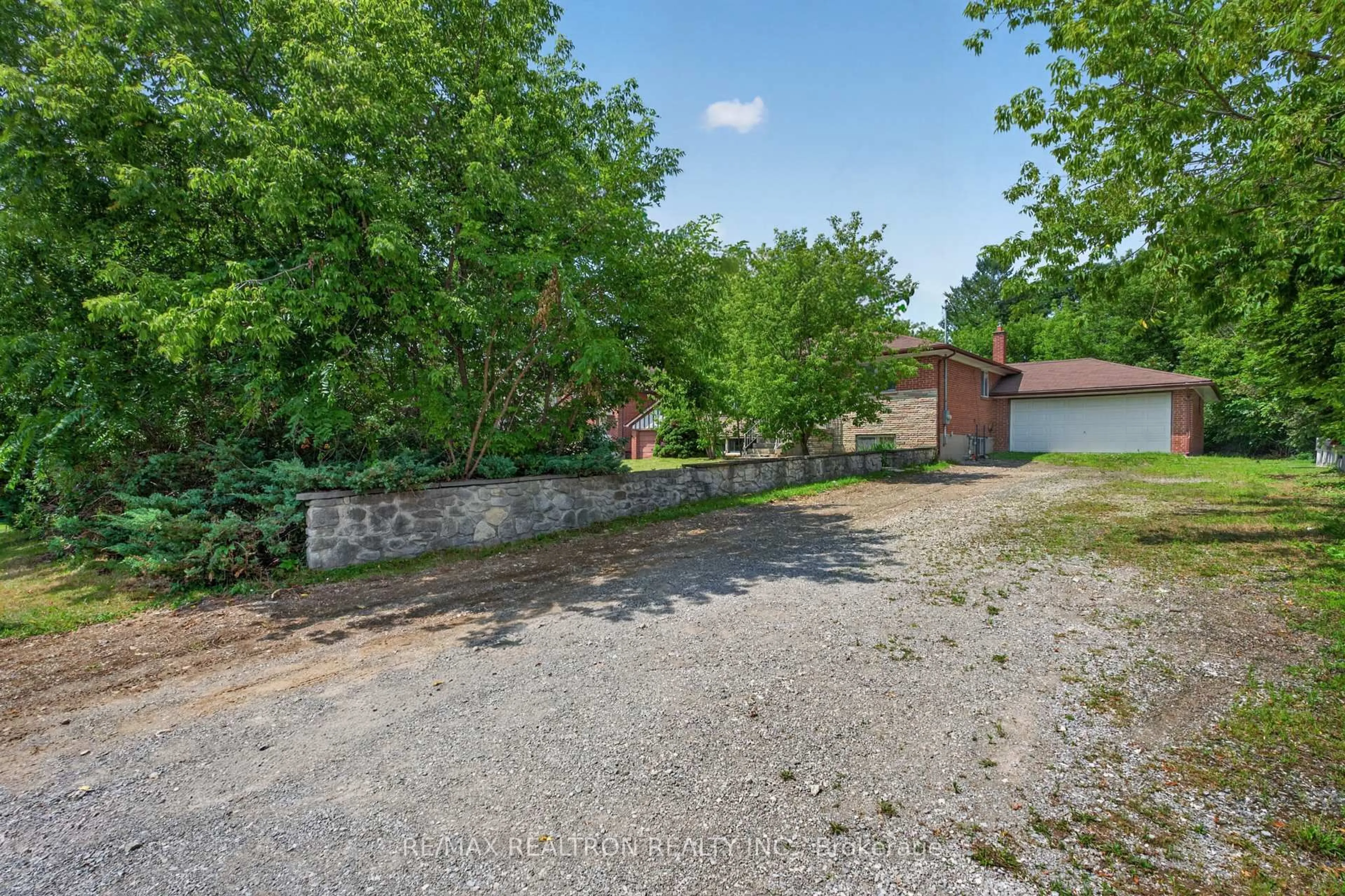 A pic from outside/outdoor area/front of a property/back of a property/a pic from drone, street for 108 Garden Ave, Richmond Hill Ontario L4C 6M1