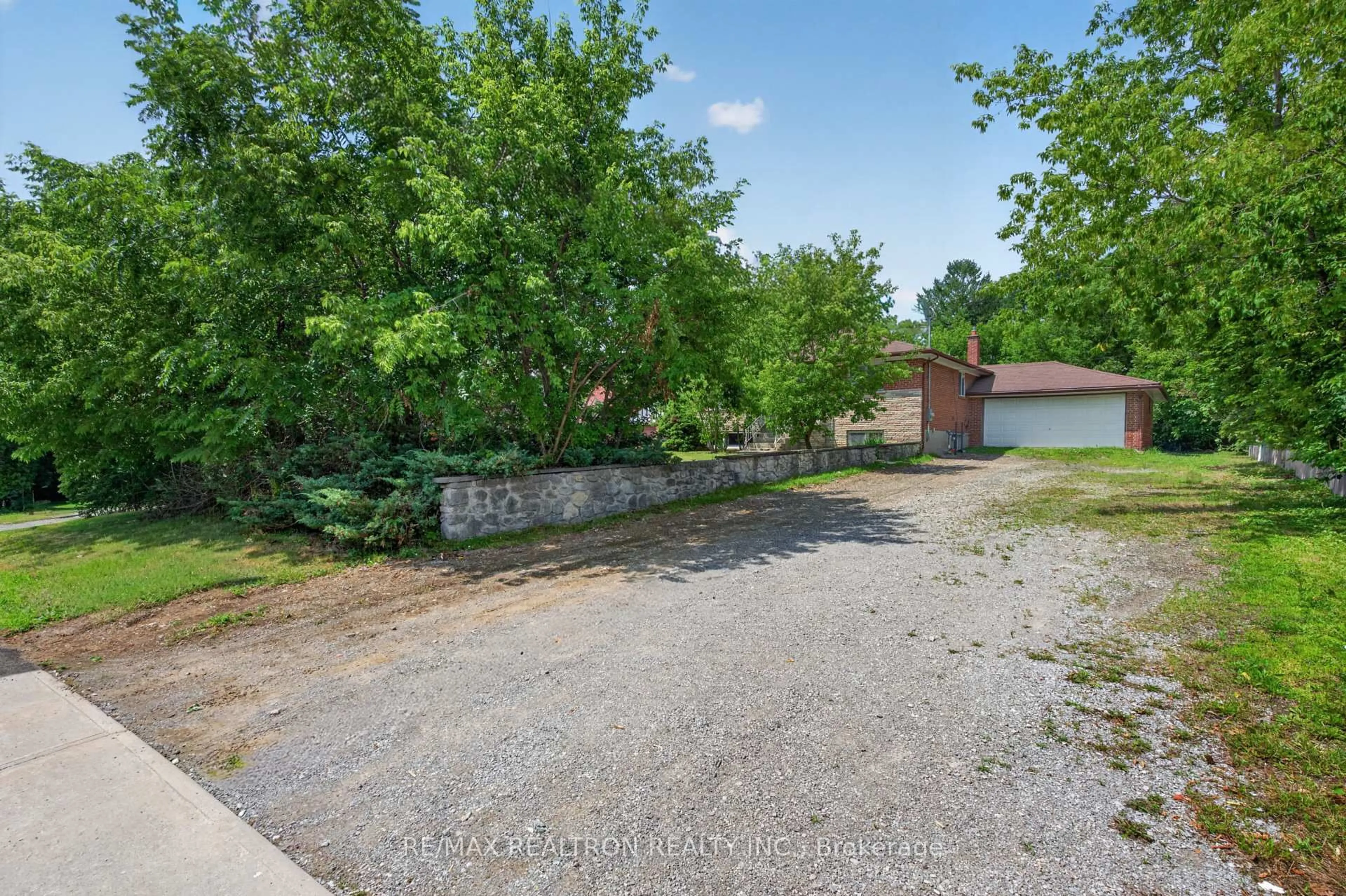 A pic from outside/outdoor area/front of a property/back of a property/a pic from drone, street for 108 Garden Ave, Richmond Hill Ontario L4C 6M1