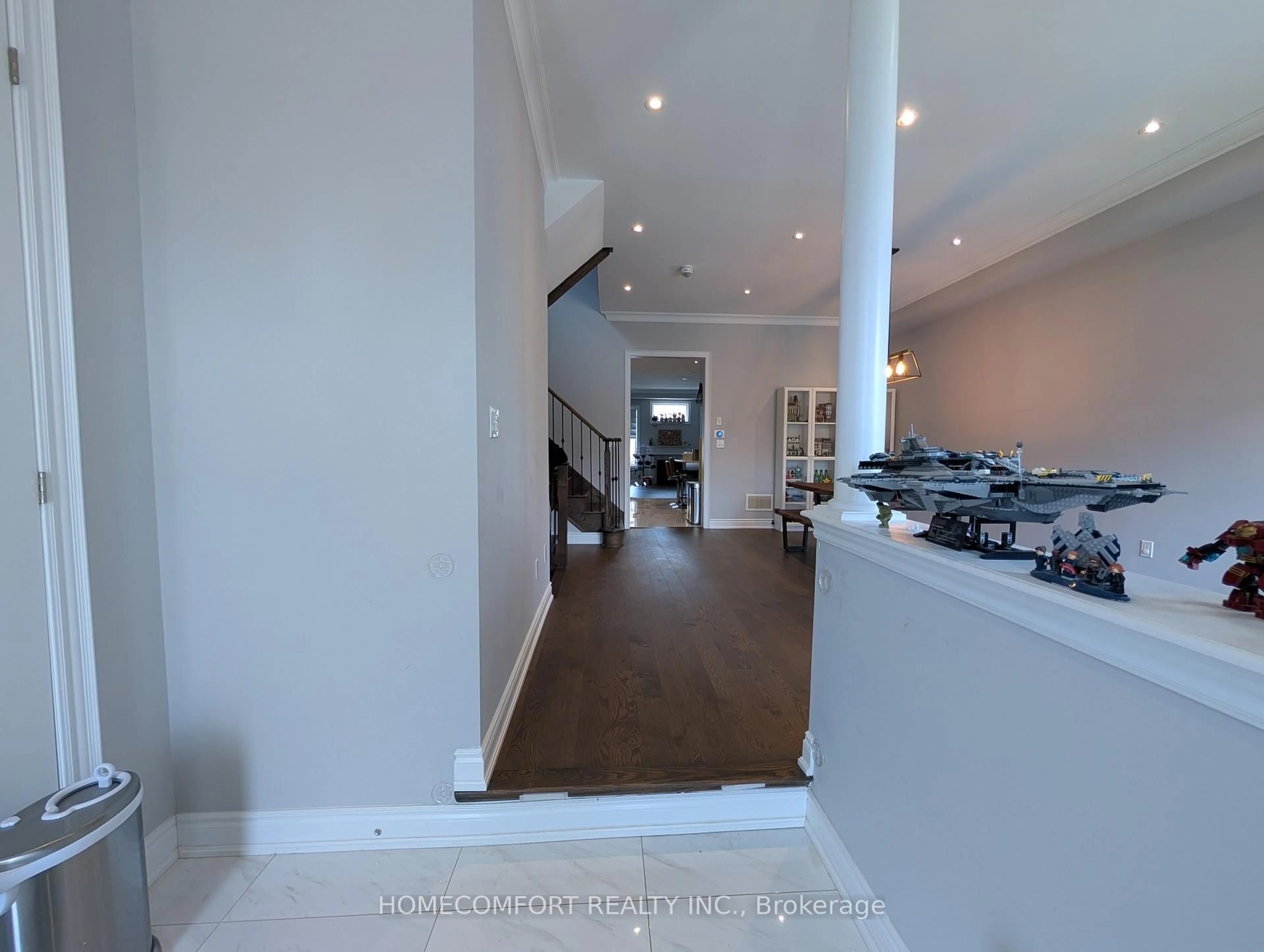 Indoor foyer for 230 Paradelle Dr, Richmond Hill Ontario L4E 0E4