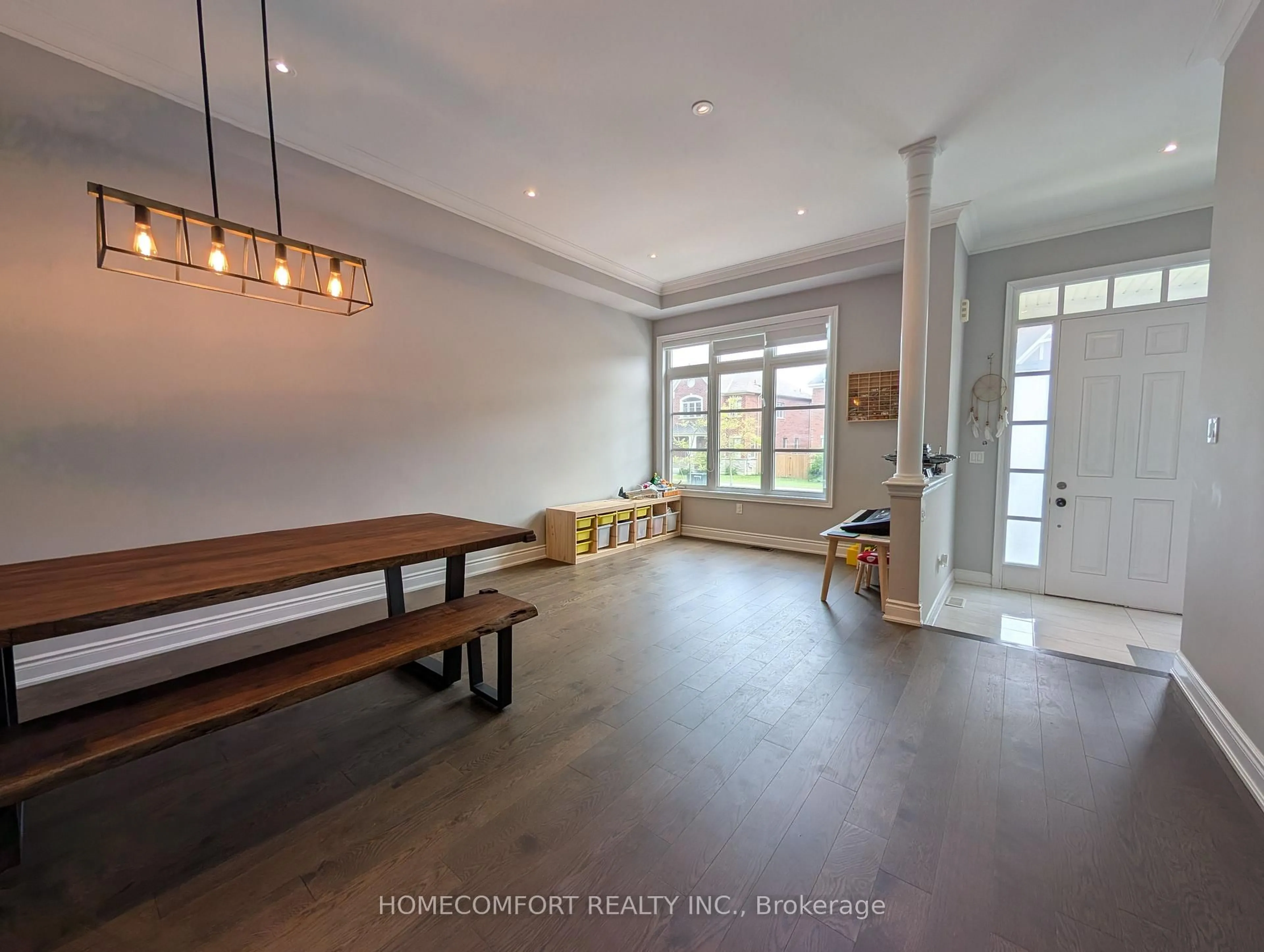 Indoor entryway for 230 Paradelle Dr, Richmond Hill Ontario L4E 0E4