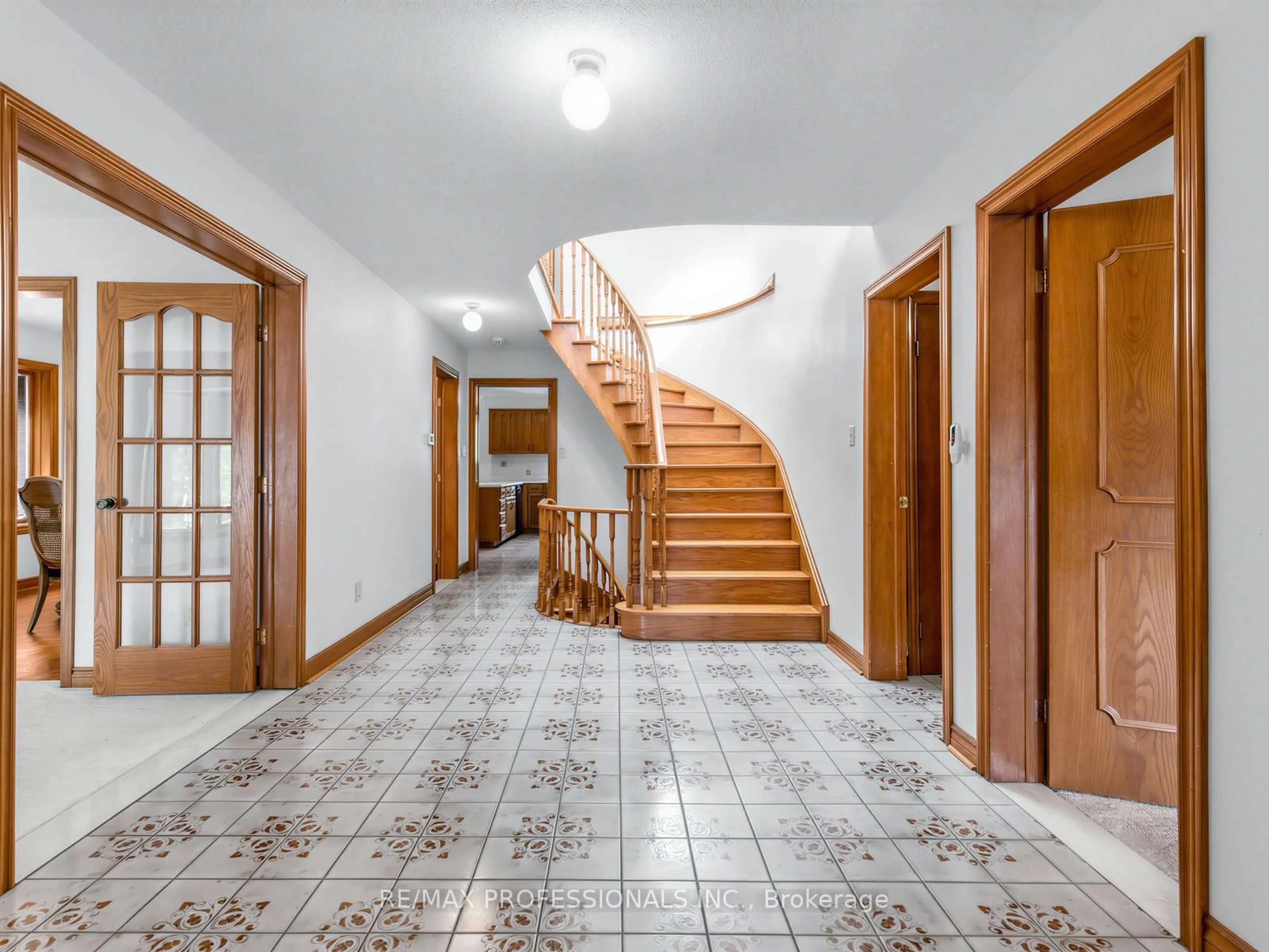 Indoor foyer for 157 Coon's Rd, Richmond Hill Ontario L4E 2P7