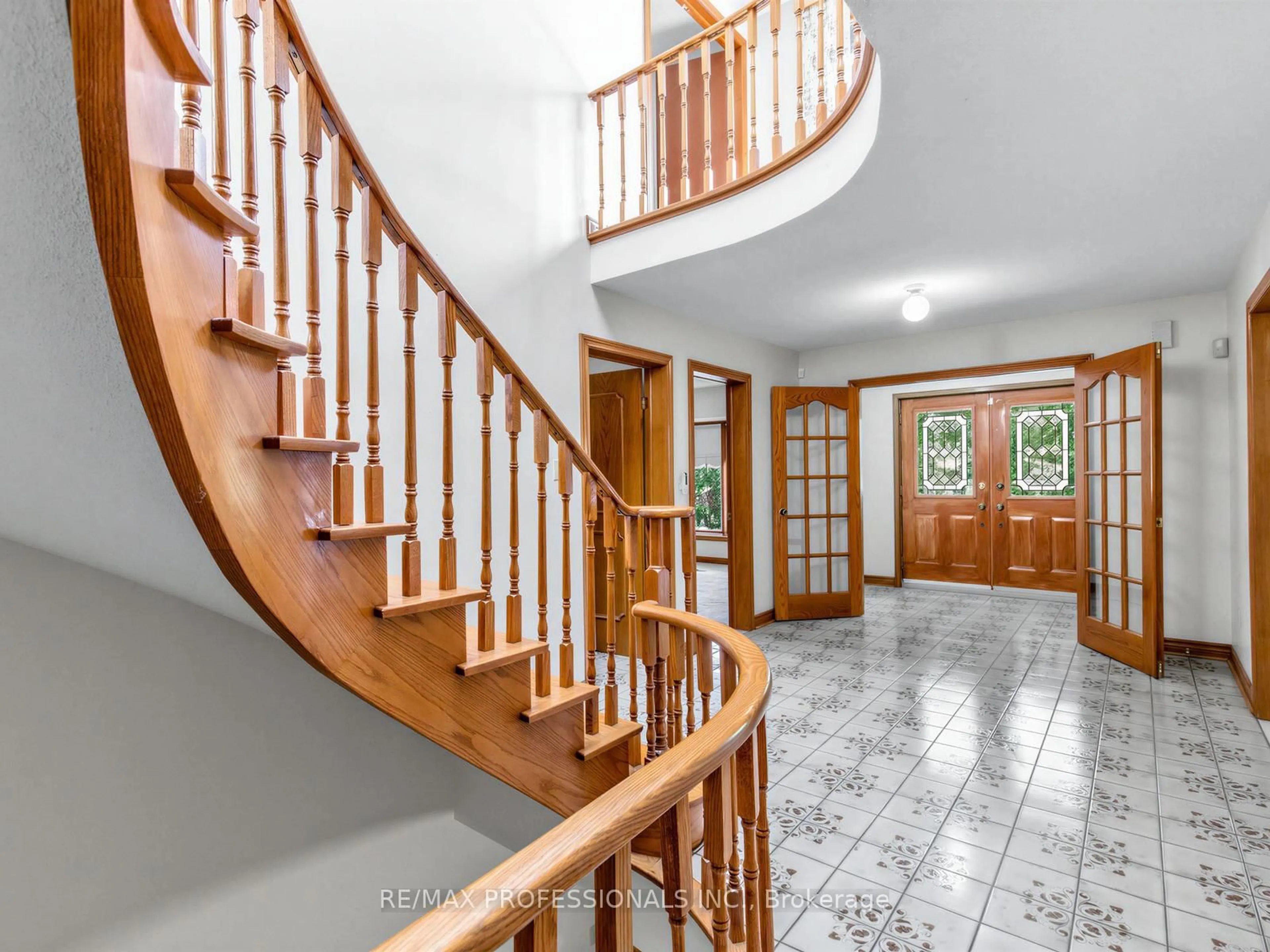 Indoor foyer for 157 Coon's Rd, Richmond Hill Ontario L4E 2P7