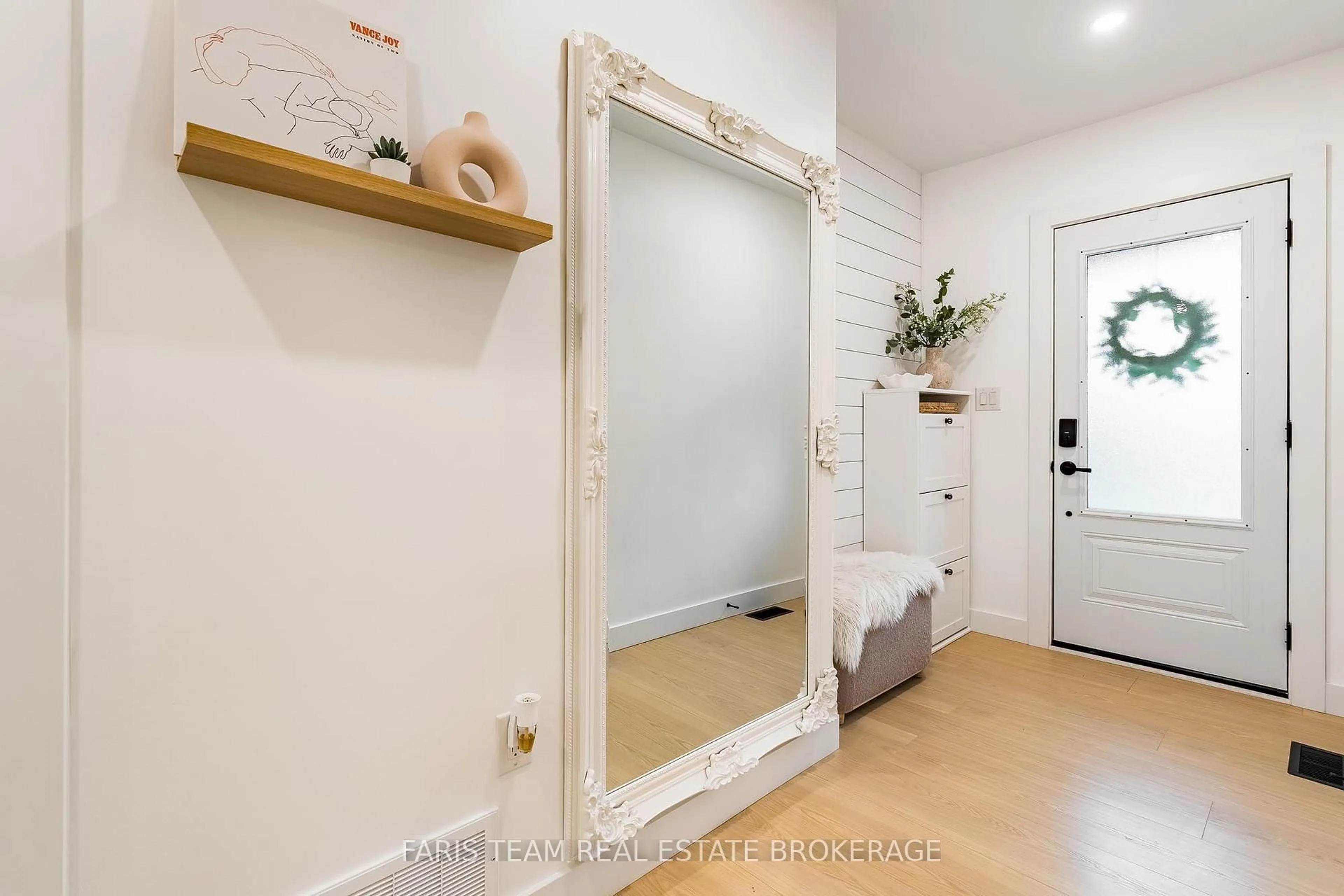 Indoor entryway for 47 Sandsprings Cres, Essa Ontario L0M 1B0