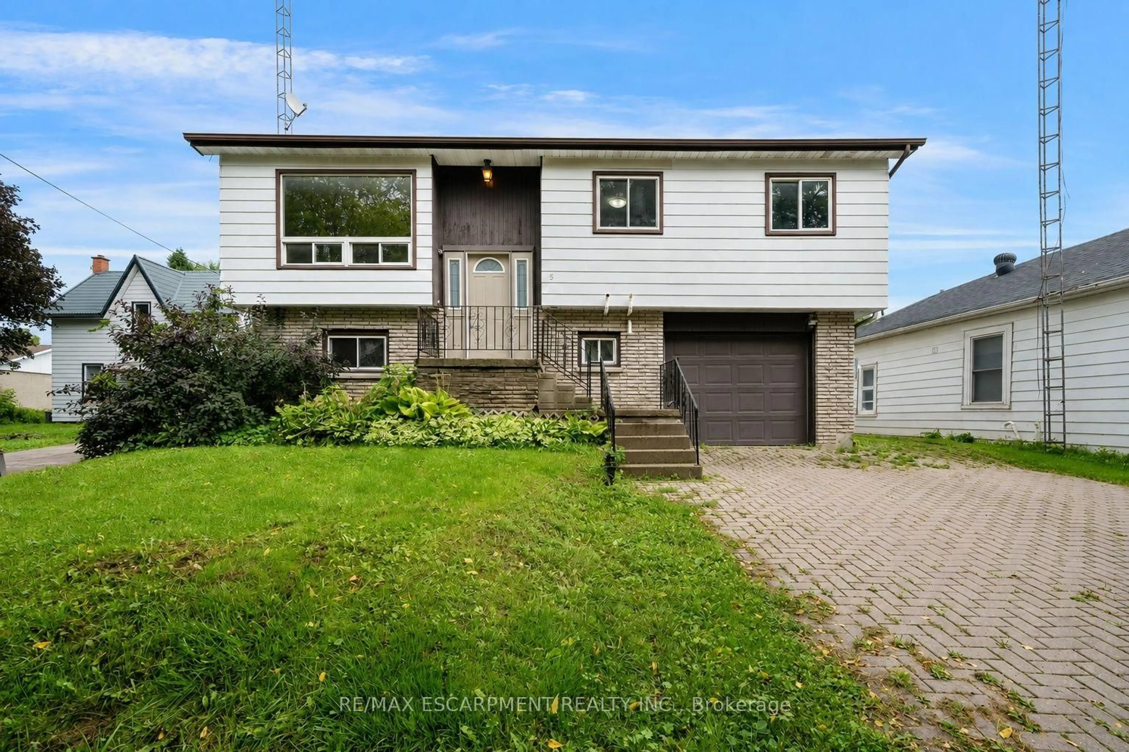 Home with vinyl exterior material, street for 5 Elizabeth St, Innisfil Ontario L0L 1L0