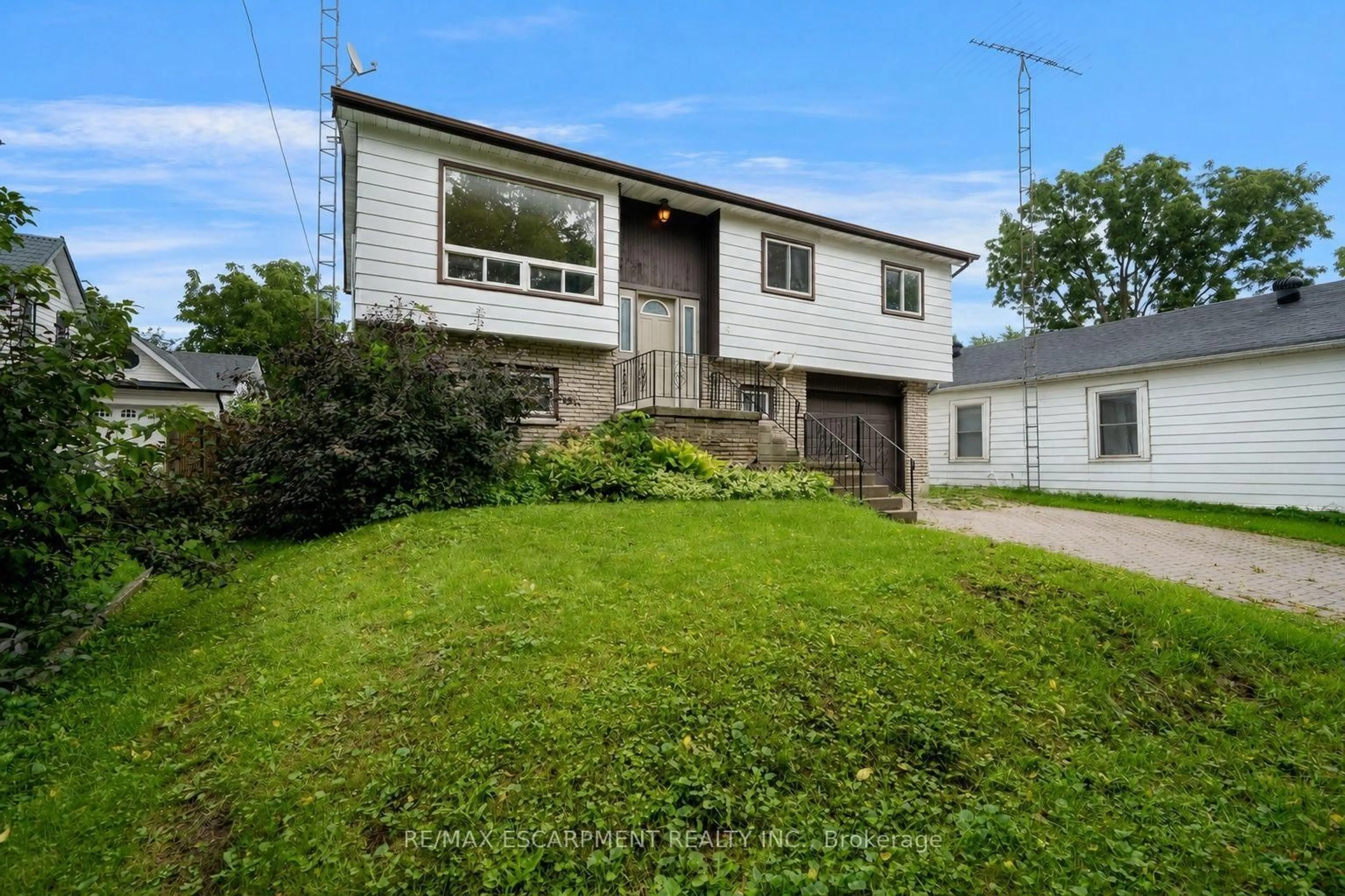 A pic from outside/outdoor area/front of a property/back of a property/a pic from drone, street for 5 Elizabeth St, Innisfil Ontario L0L 1L0
