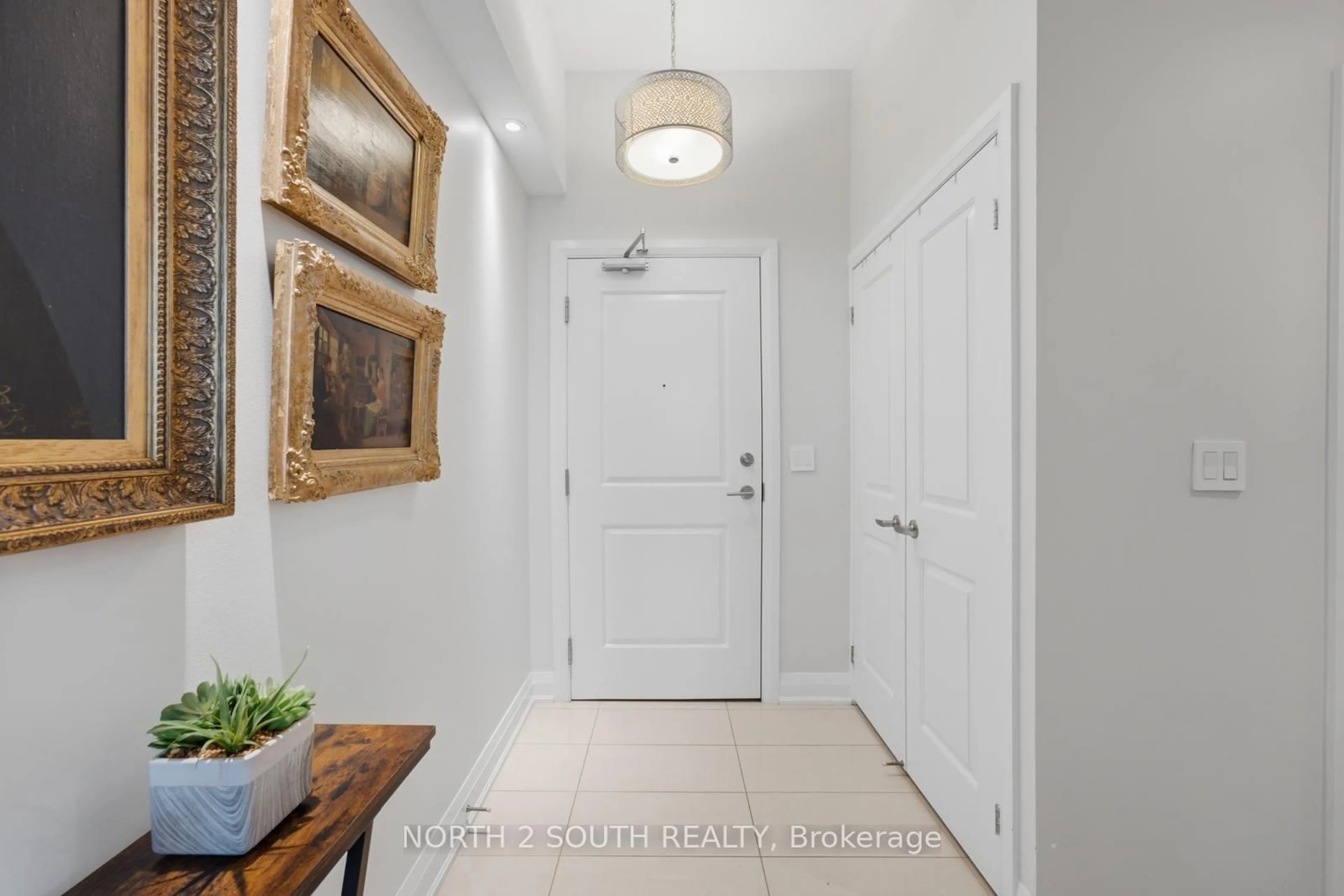Indoor entryway for 12 Woodstream Blvd #1015, Vaughan Ontario L4L 8C4