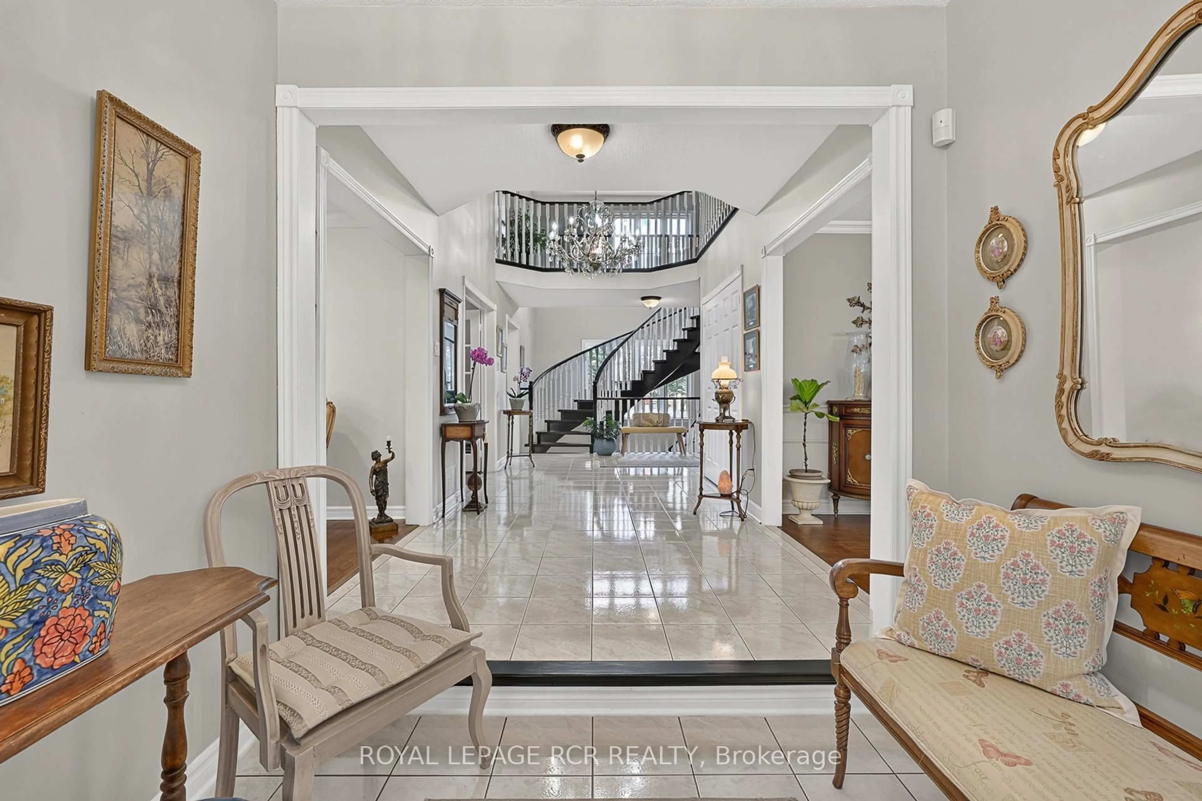 Indoor foyer for 713 Exceller Circ, Newmarket Ontario L3X 1P4