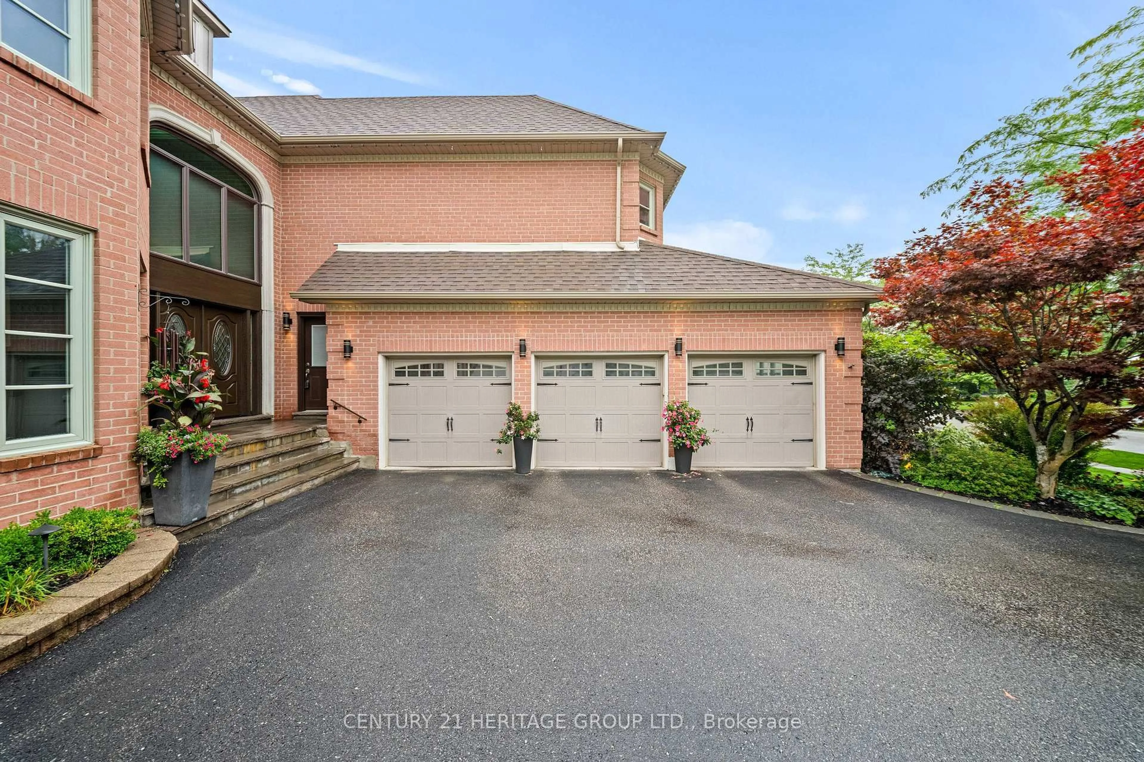 Indoor garage for 48 Carlyle Cres, Aurora Ontario L4G 6P6