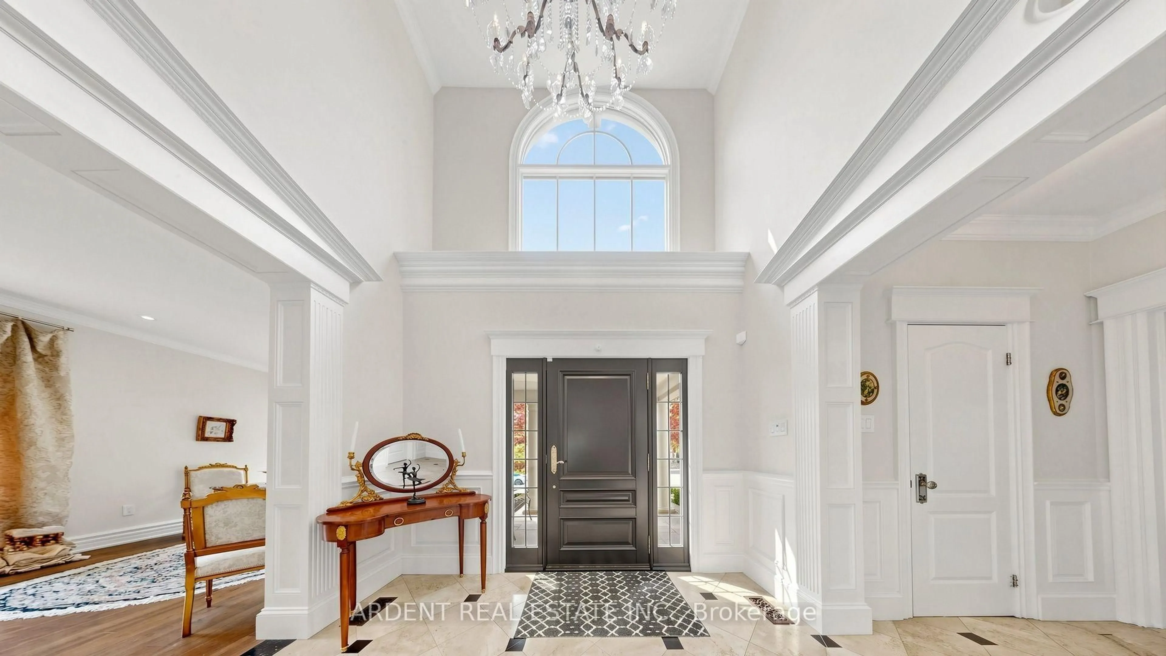 Indoor foyer for 156 Willow Farm Lane, Aurora Ontario L4G 6K5