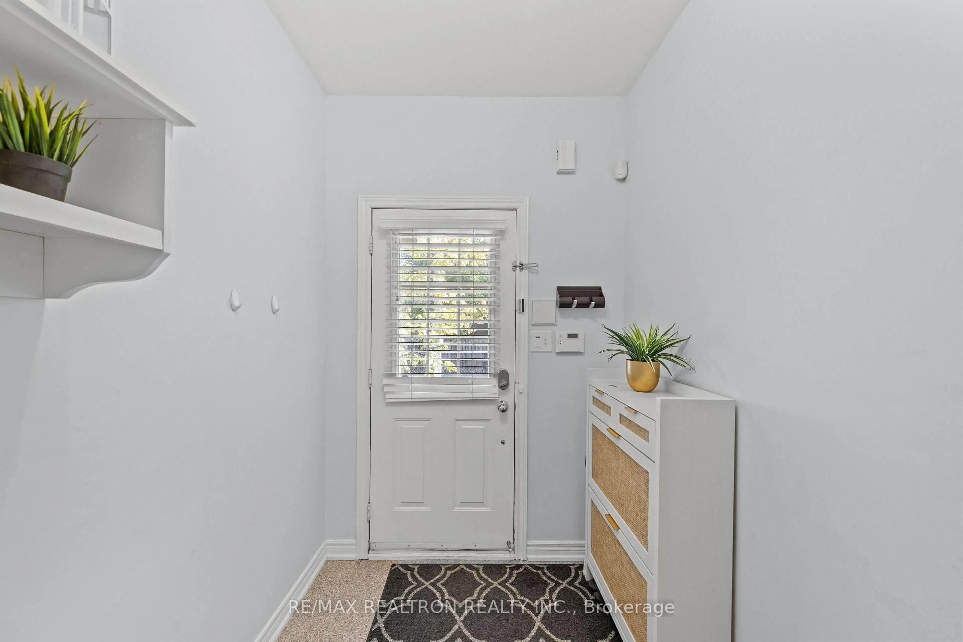 Indoor entryway for 56 North Lake Rd #23, Richmond Hill Ontario L4E 0G5